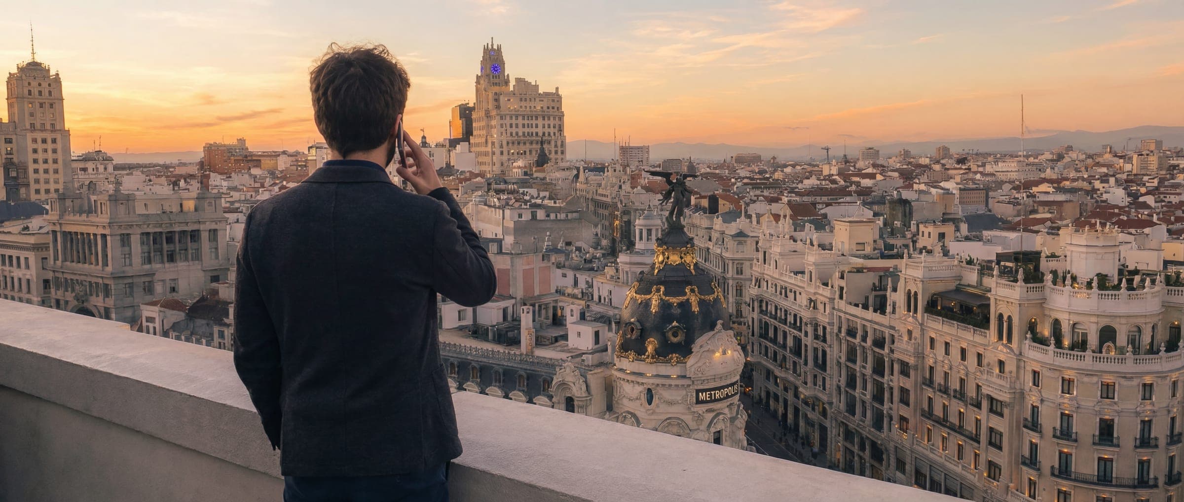 Vista panorámica de Gran Vía y el edificio Metrópolis de Madrid al atardecer