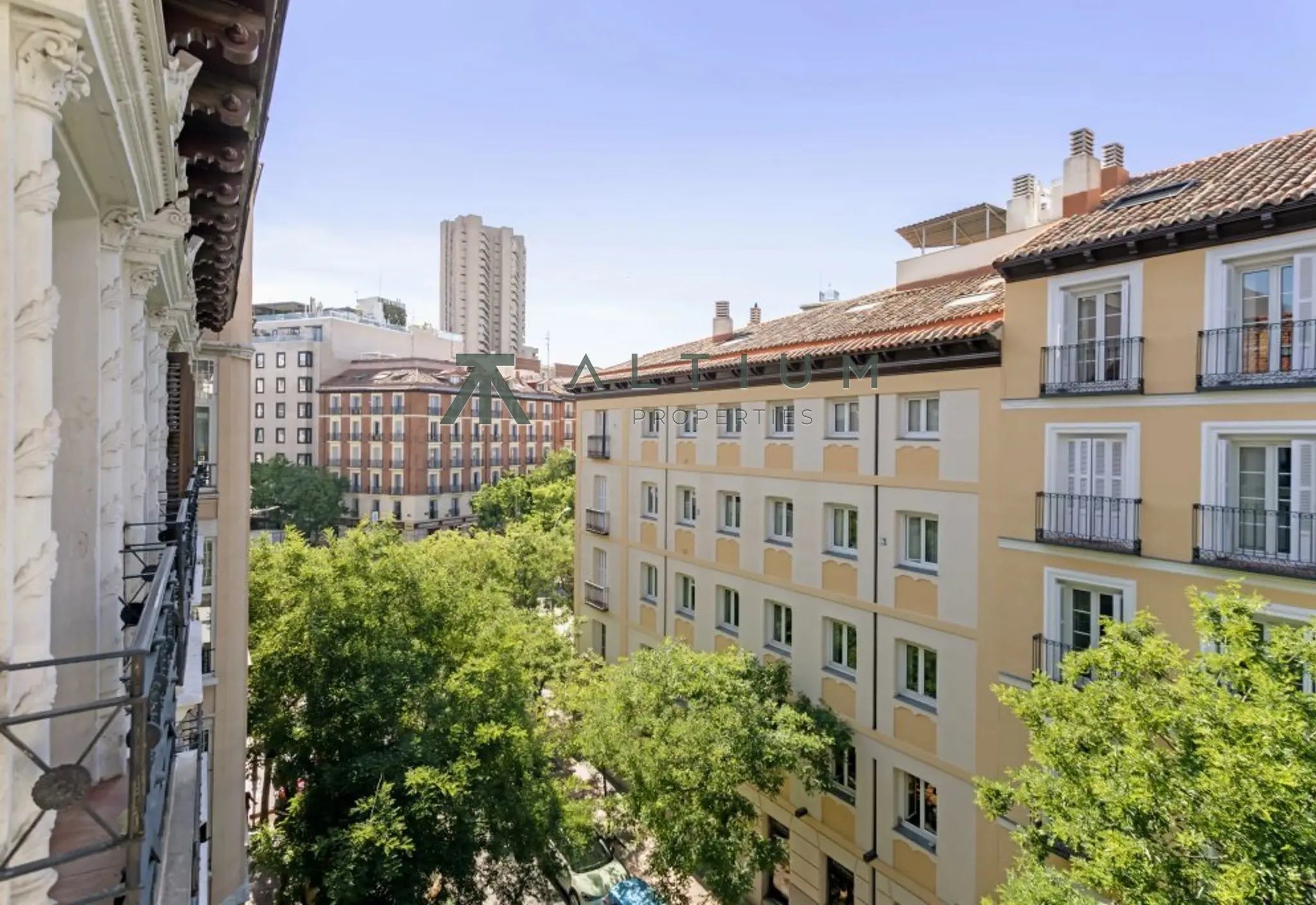Una terraza sobre las fachadas clásicas de Recoletos