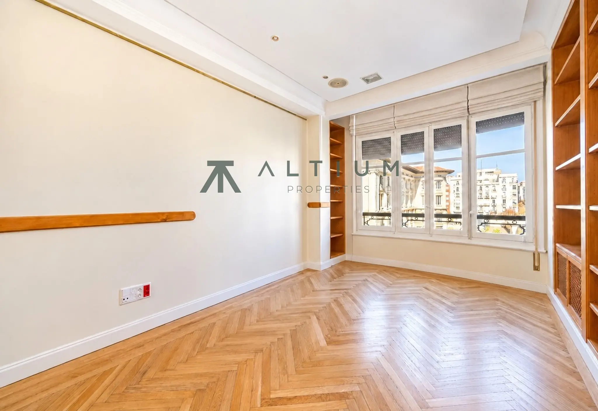 Esquina, miradores y vidrieras en una gran vivienda de Castellana