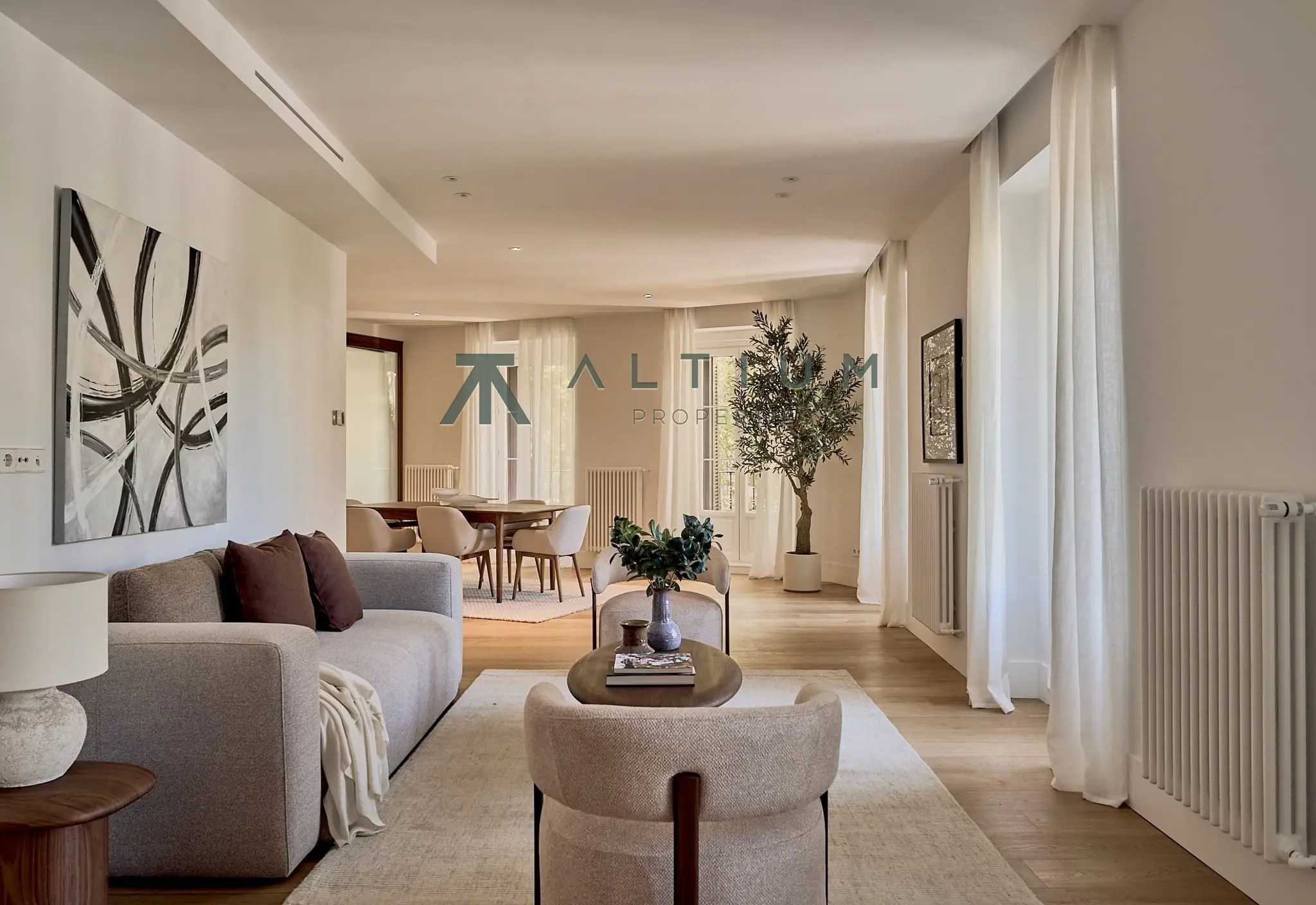 Siete balcones, triple orientación y gran escala en Chamberí