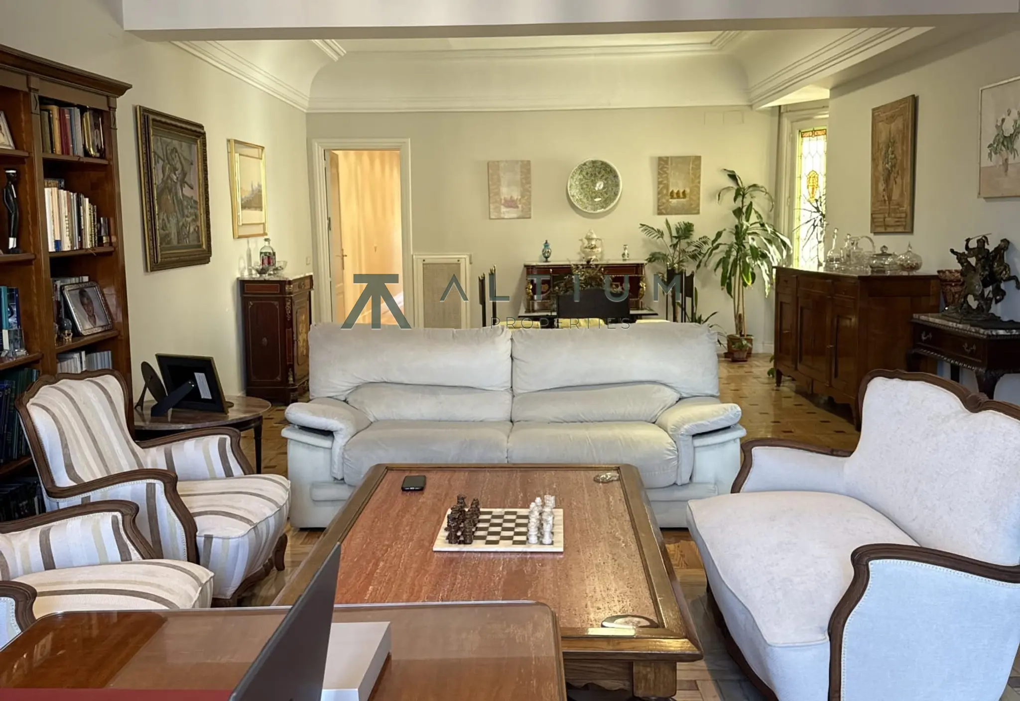 Cuatro balcones y 302 m² sobre los tejados de Chamberí