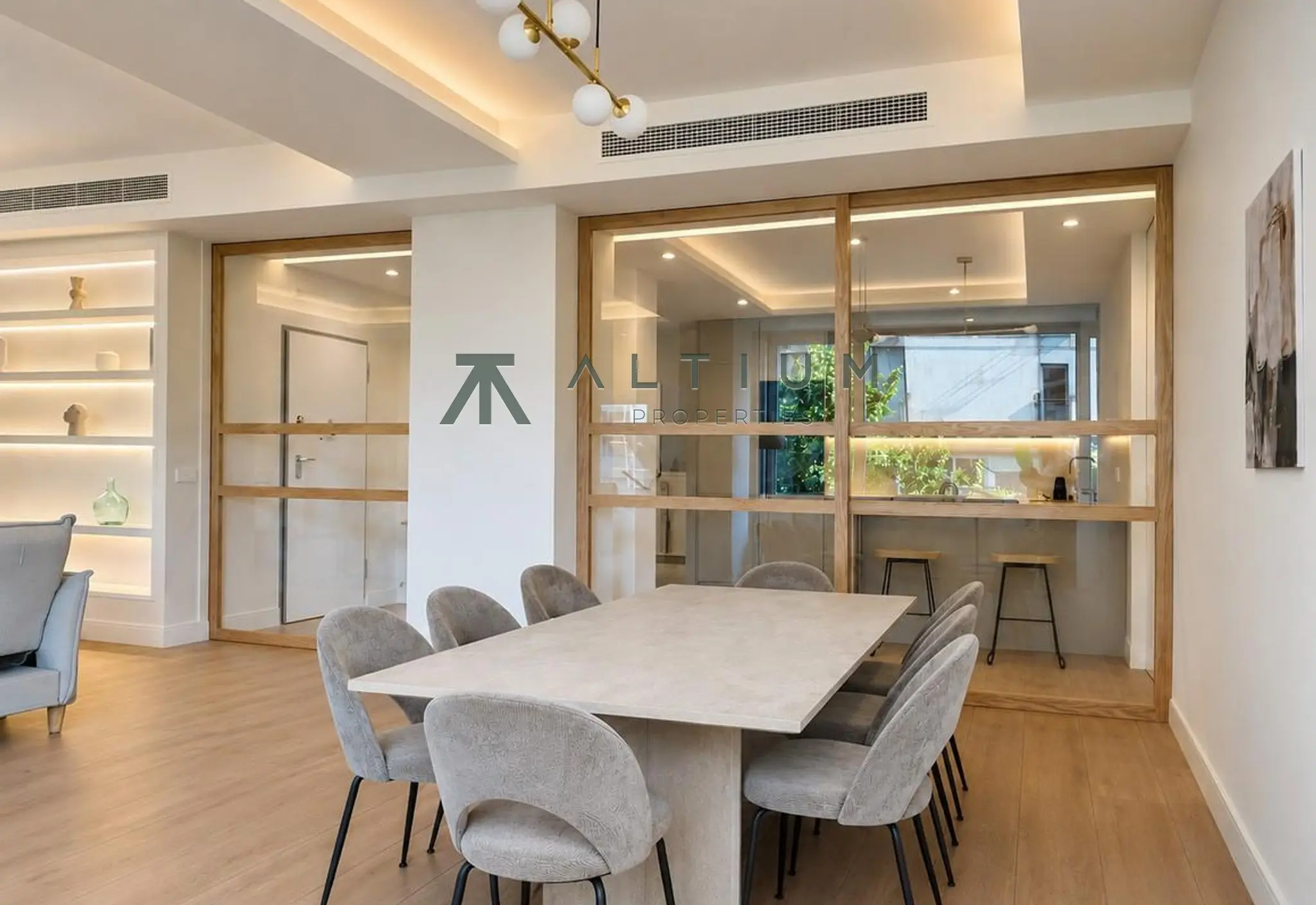 A third-floor corner residence overlooking the trees of Castellana