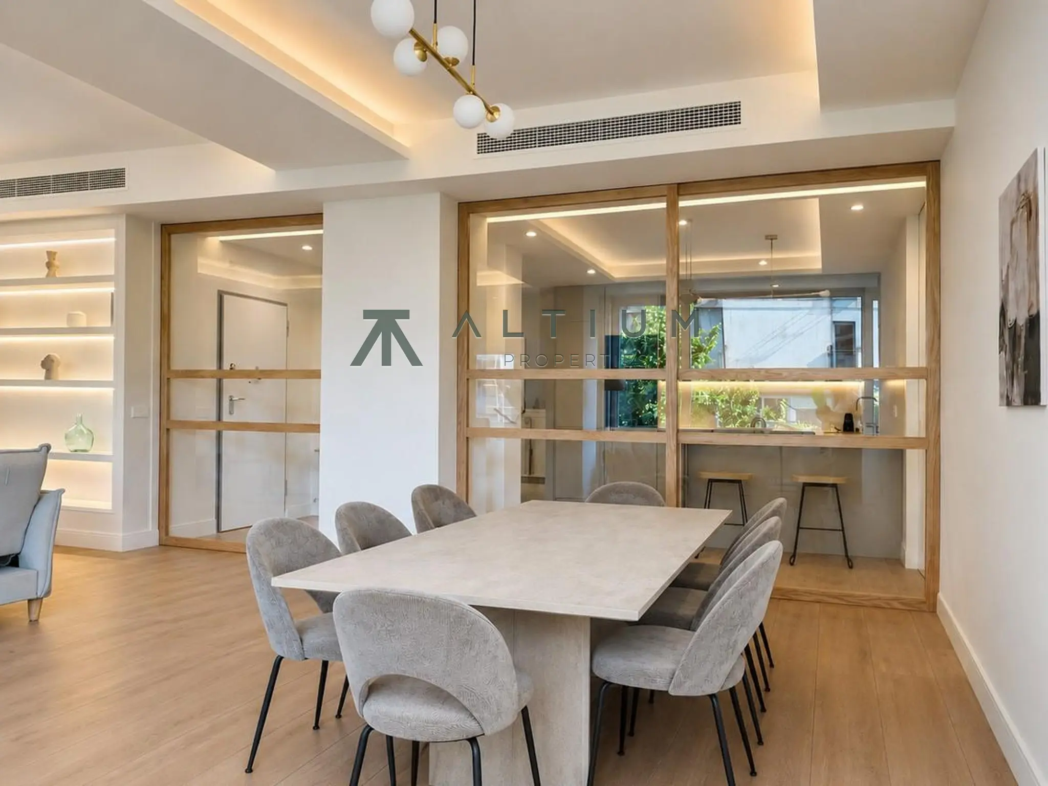 A third-floor corner residence overlooking the trees of Castellana
