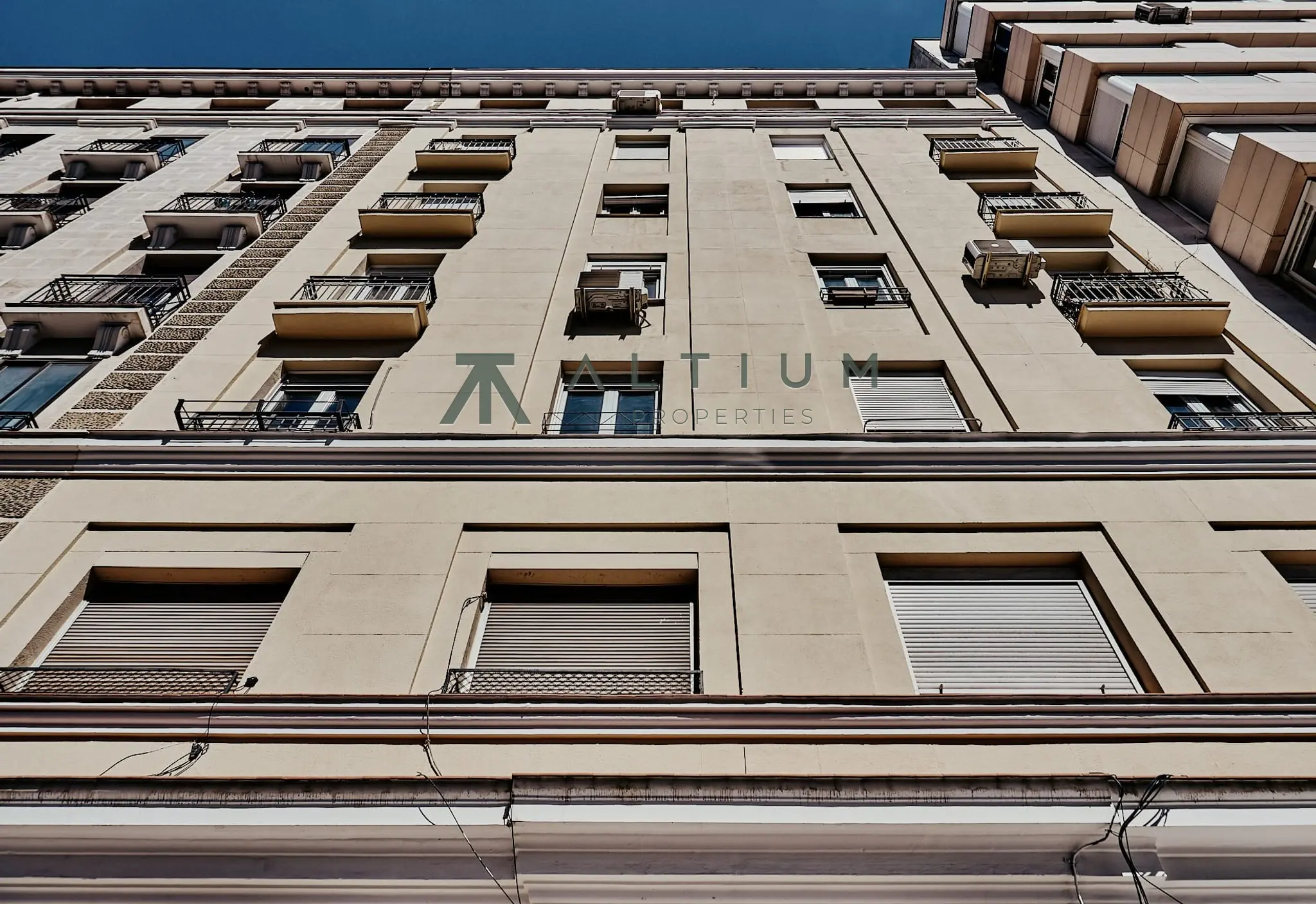 Quinta planta, luz de tarde y balcón en Lista