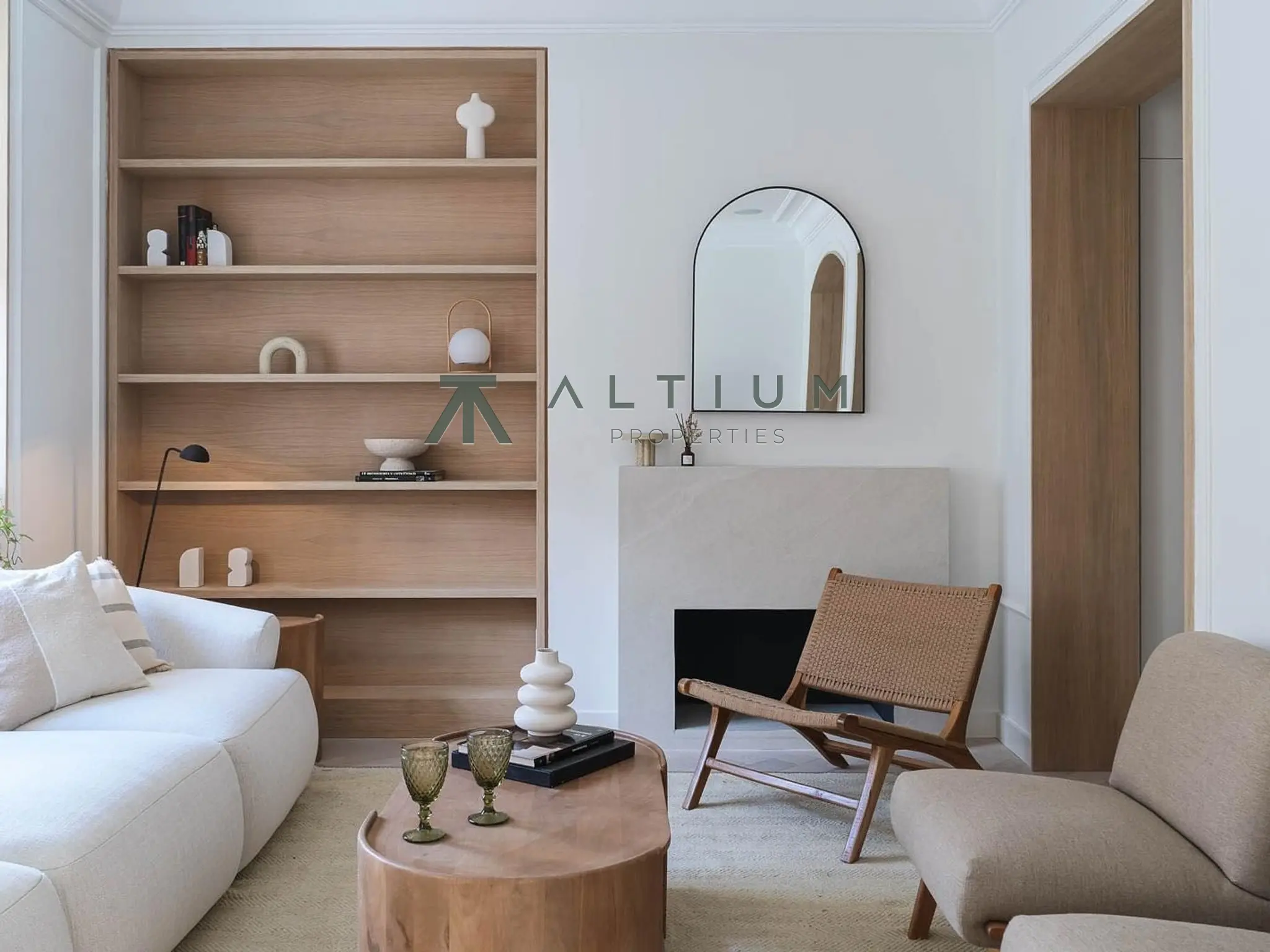 Chimenea, mirador y arcos en una vivienda de diseño