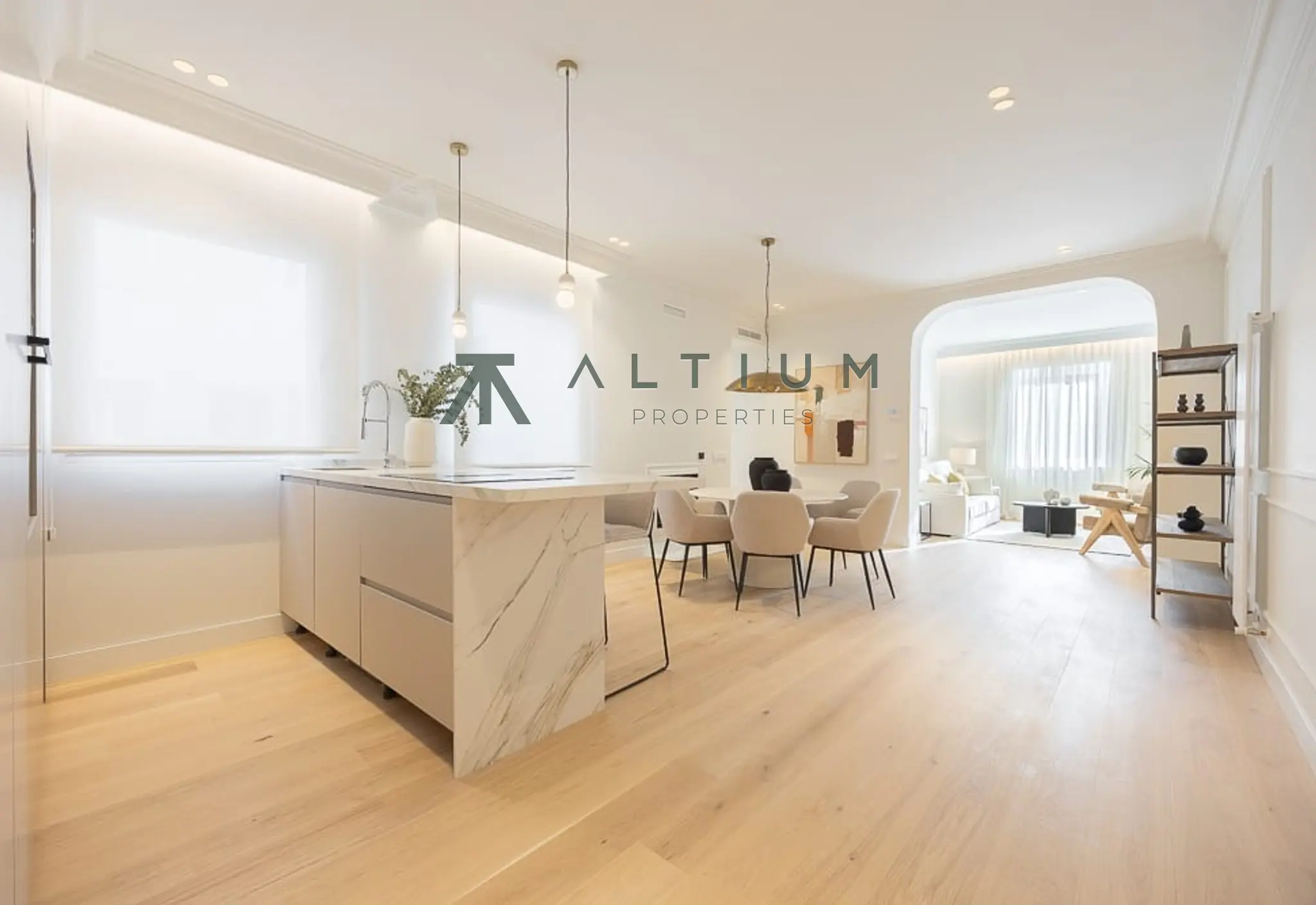 Quinta planta, luz de mañana y reforma a estrenar en Ibiza