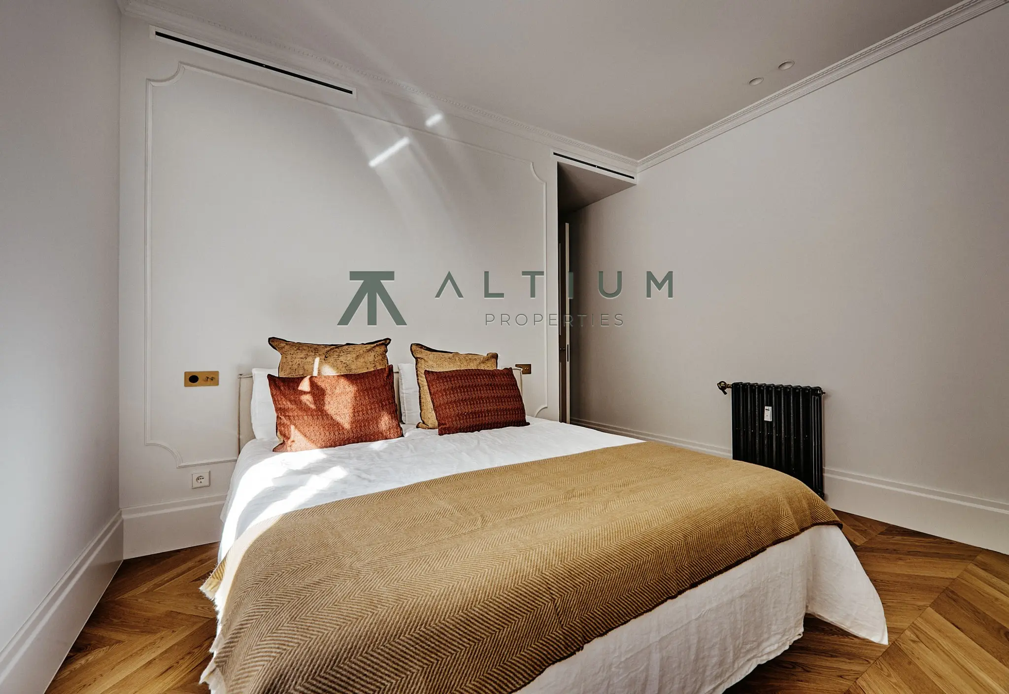A fireplace, bay window and four bedrooms in Salamanca