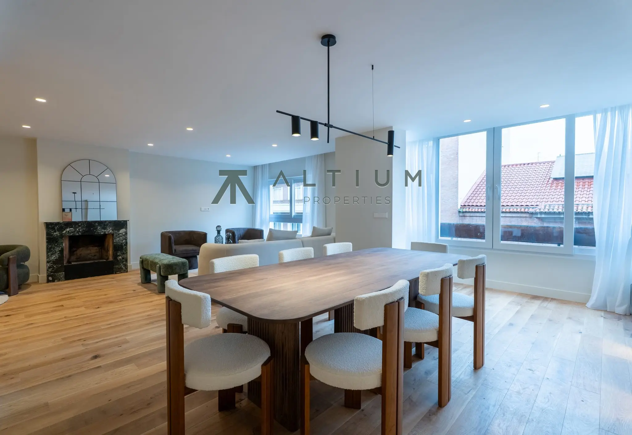 Piso de 3 dormitorios y 278 m2 en Barrio de Salamanca - Castellana en venta — Luz de tarde y vida elegante en Castellana