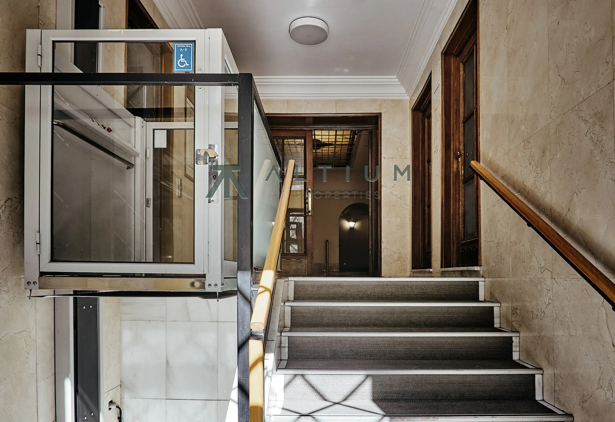A fireplace, bay window and four bedrooms in Salamanca