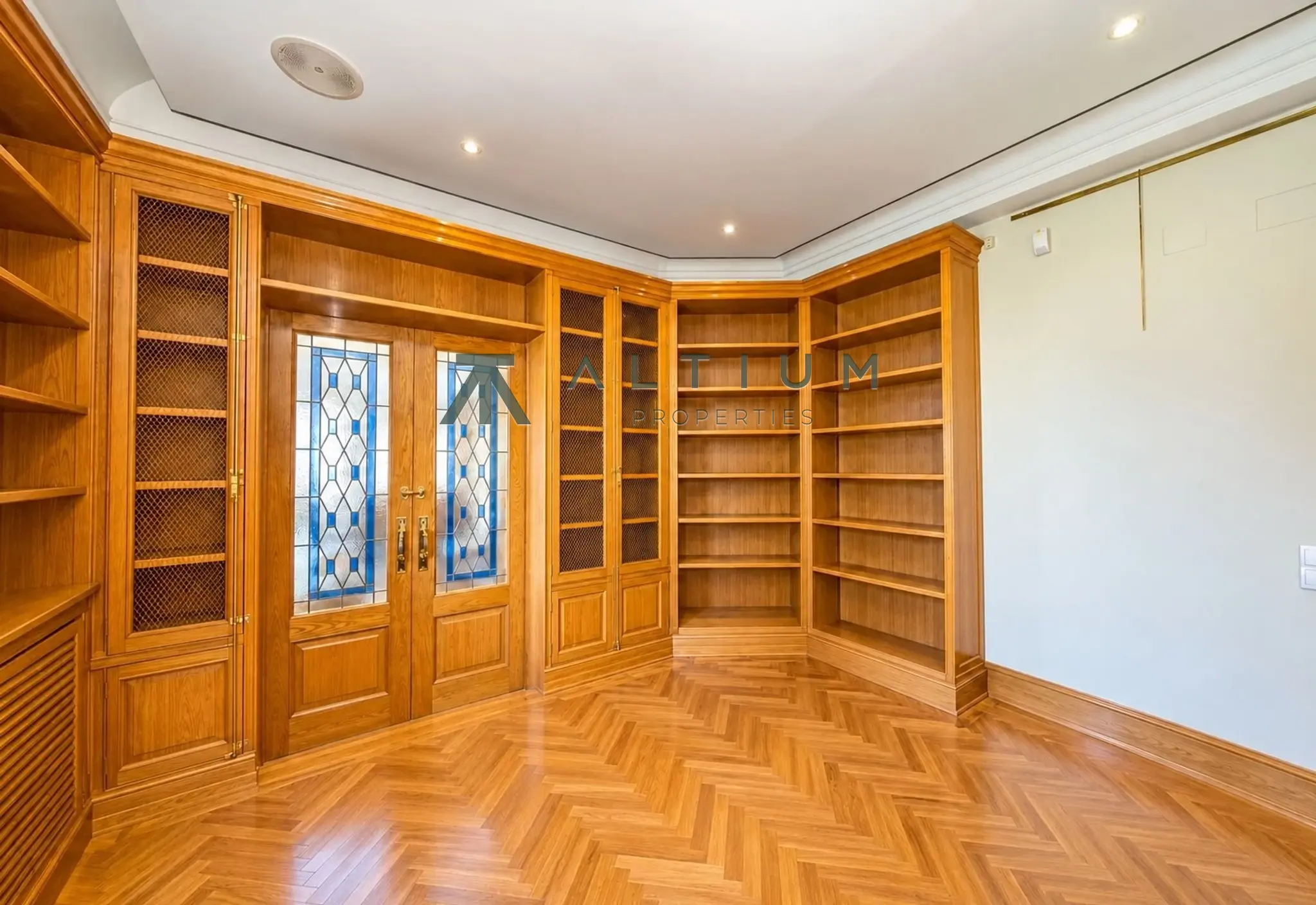 Esquina, miradores y vidrieras en una gran vivienda de Castellana