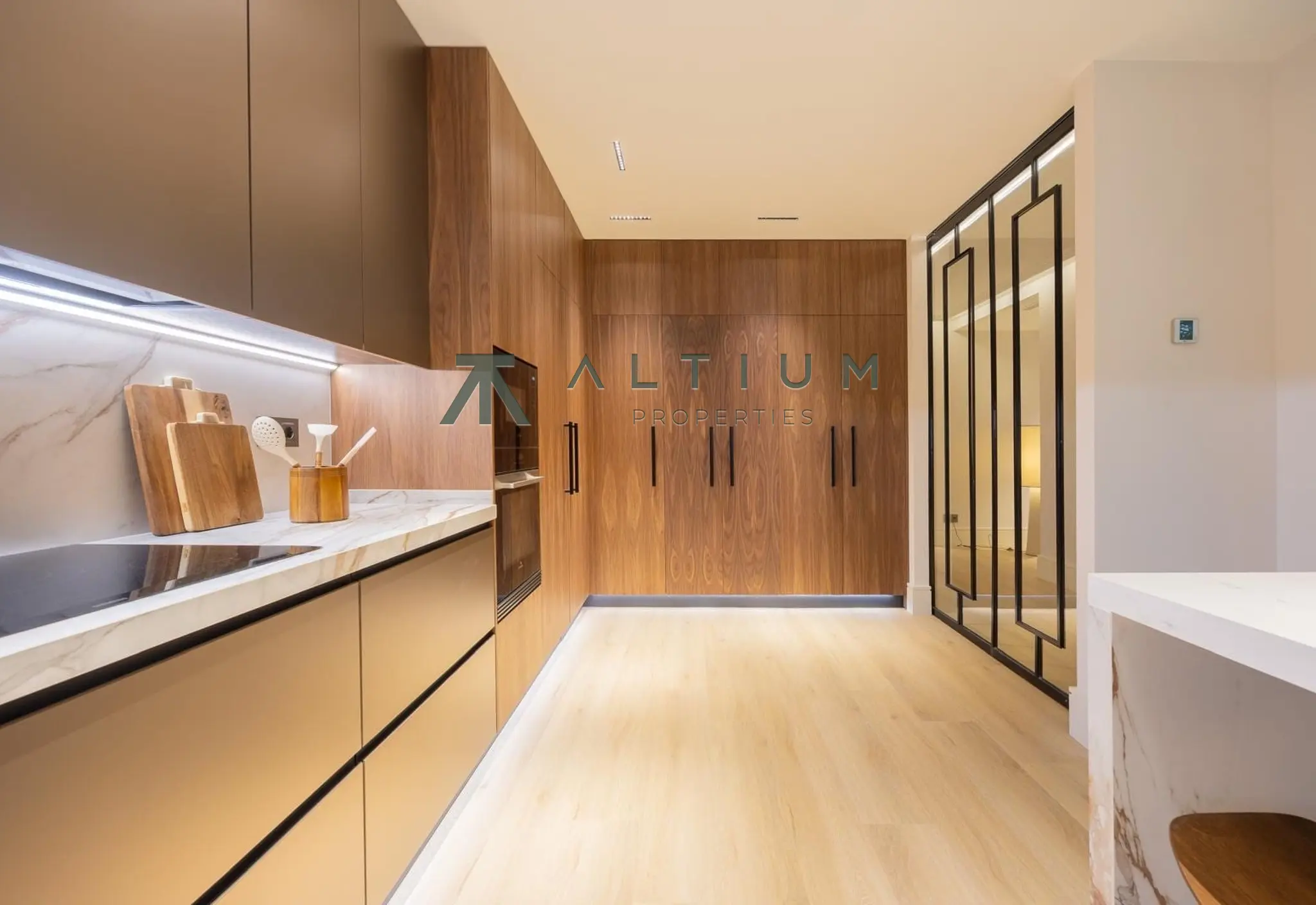 Un jardín privado dentro de una gran residencia en Castellana