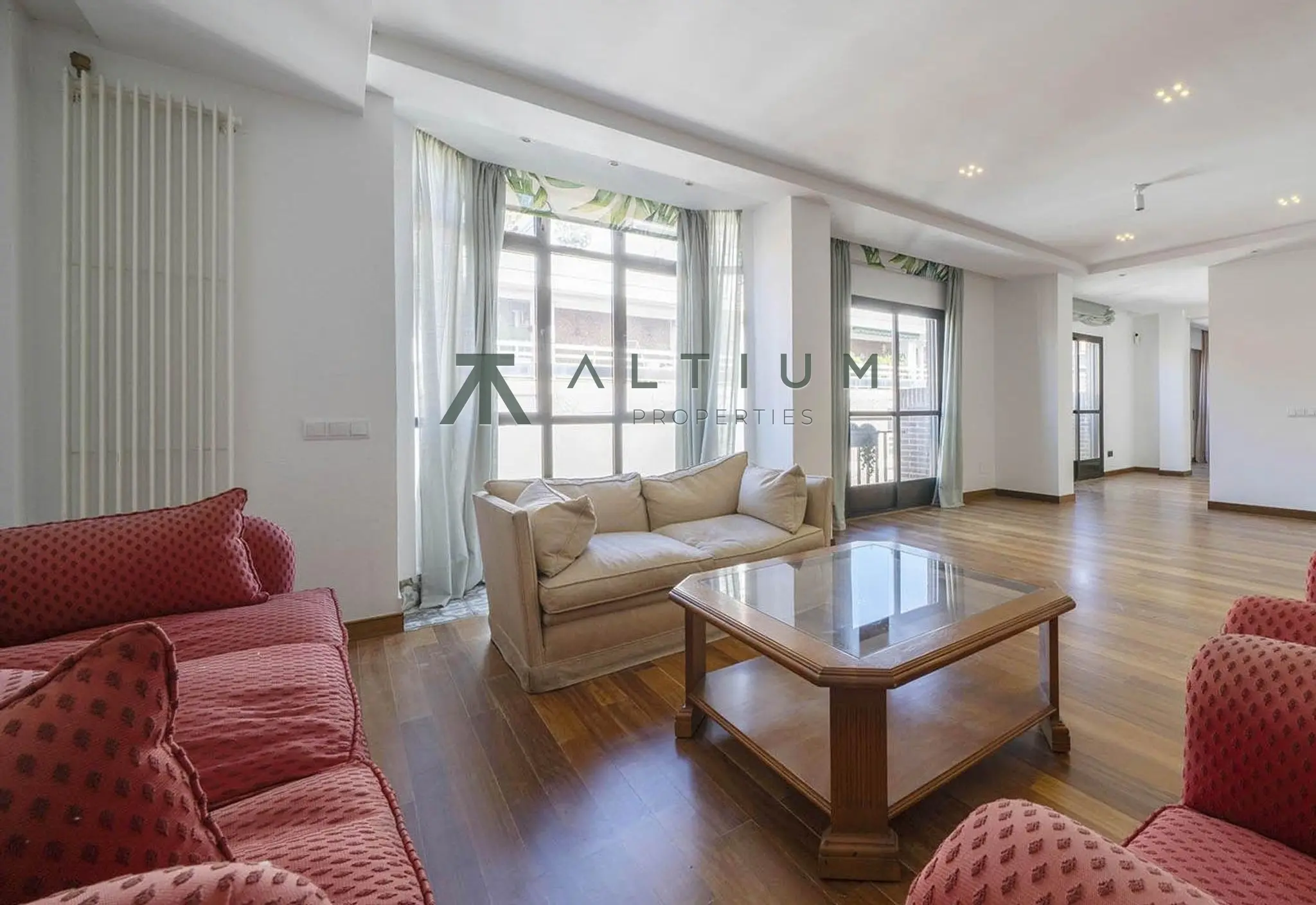 195 m², tres balcones y mucha luz en Goya