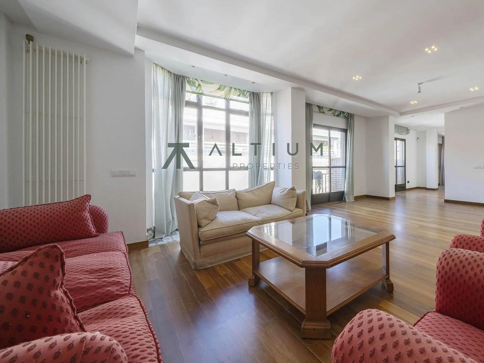 195 m², tres balcones y mucha luz en Goya
