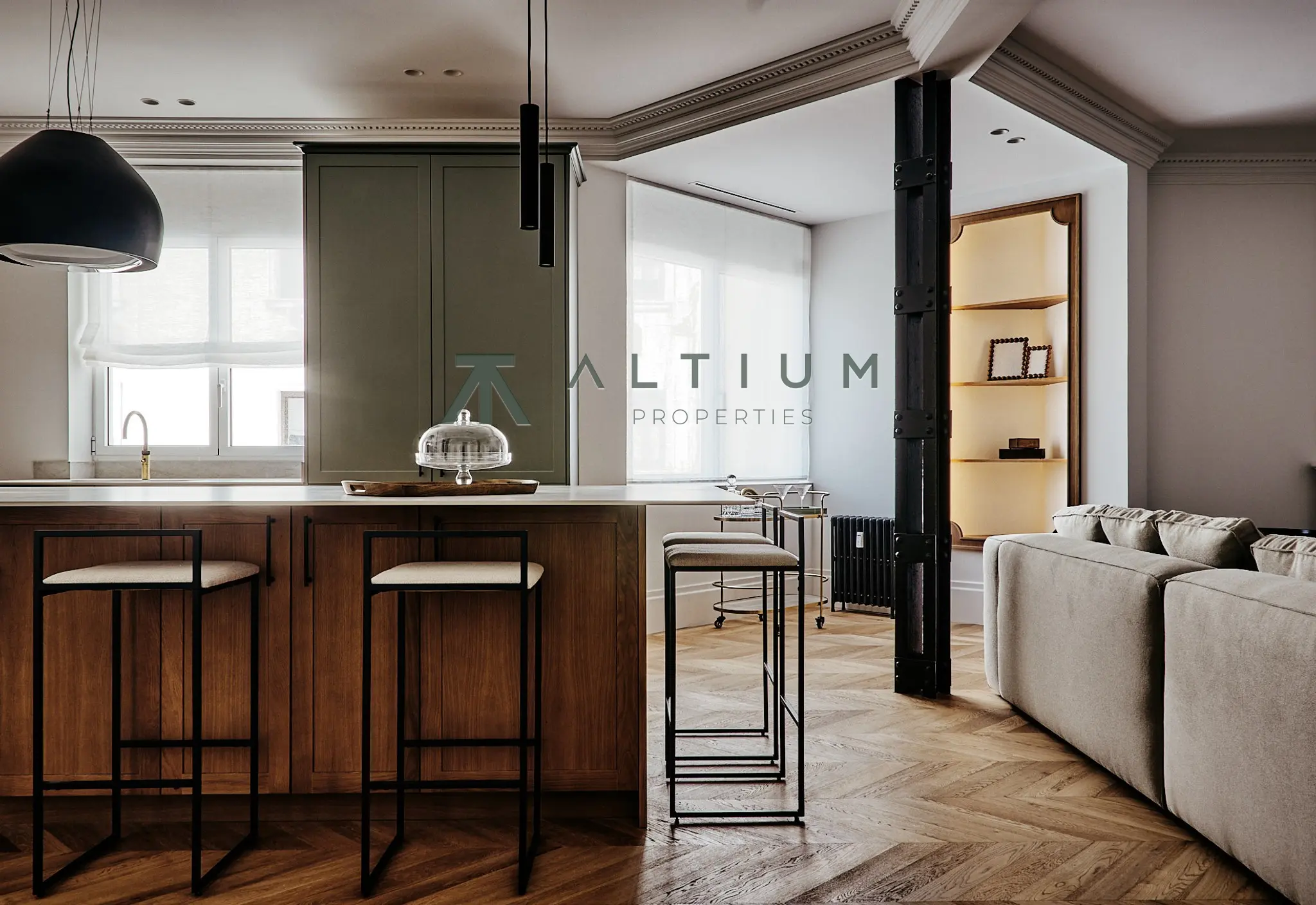 A fireplace, bay window and four bedrooms in Salamanca