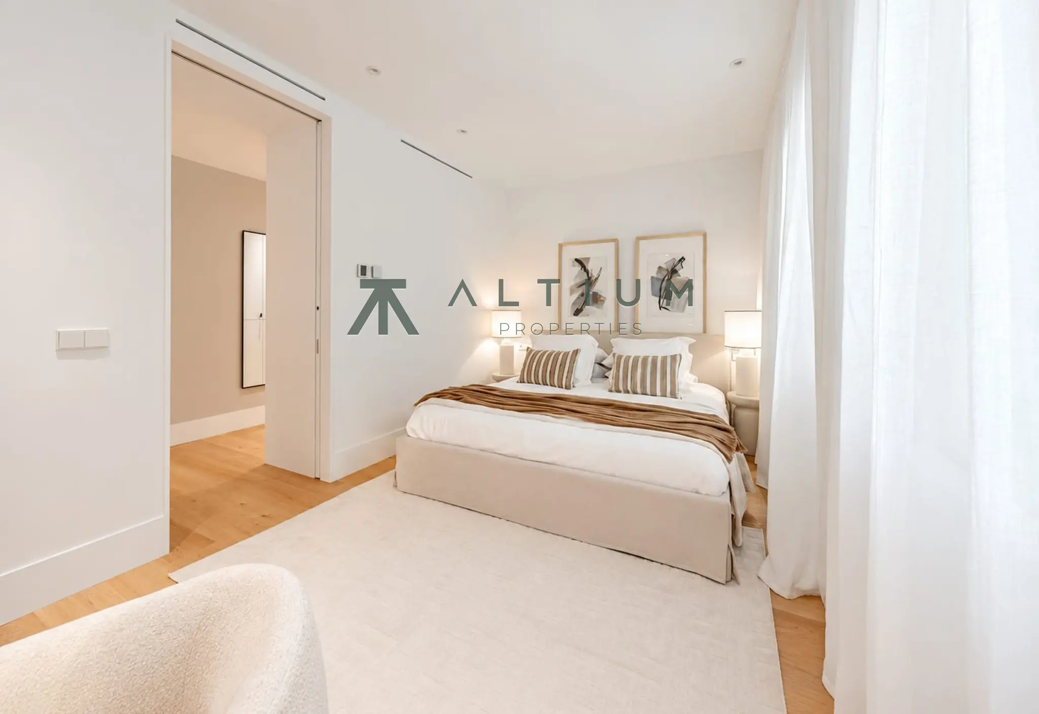 Siete balcones, triple orientación y gran escala en Chamberí