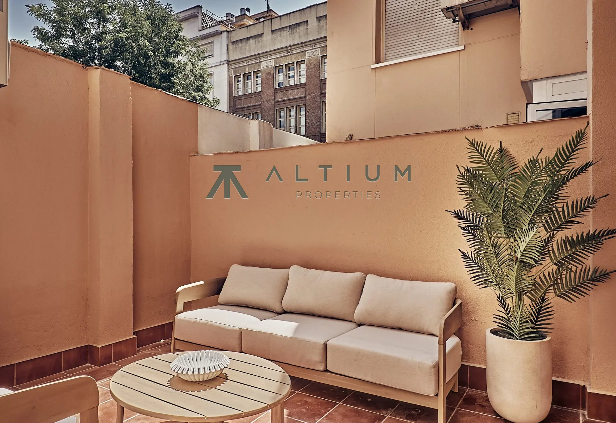 Tres dormitorios con patios, garaje y trastero en Lista