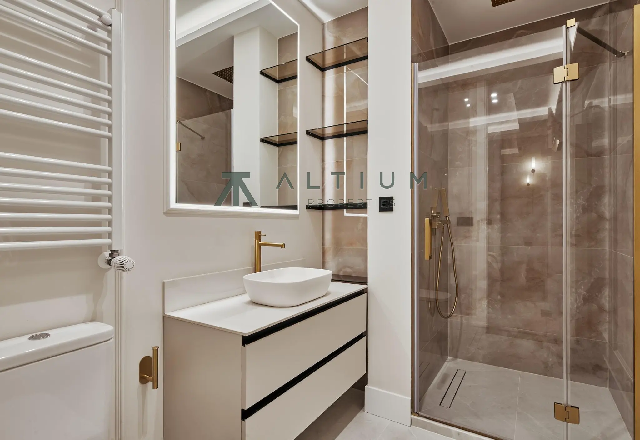 Tres suites en una casa pensada hacia dentro