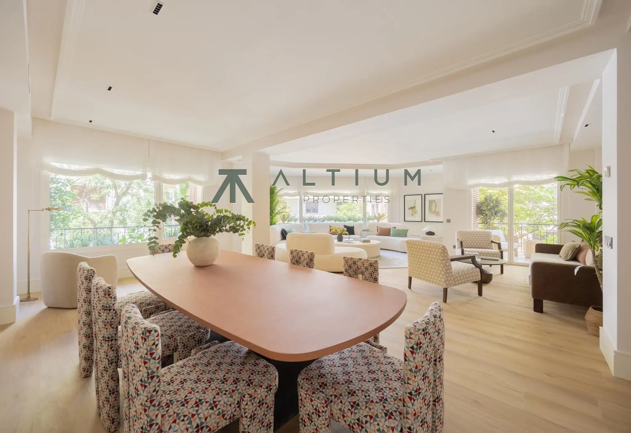 Un jardín privado dentro de una gran residencia en Castellana