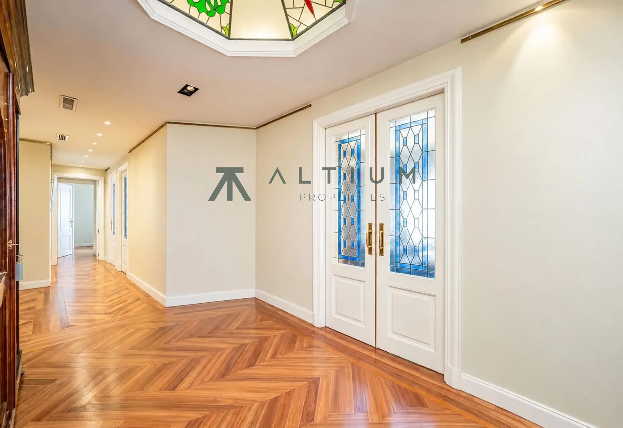 Esquina, miradores y vidrieras en una gran vivienda de Castellana