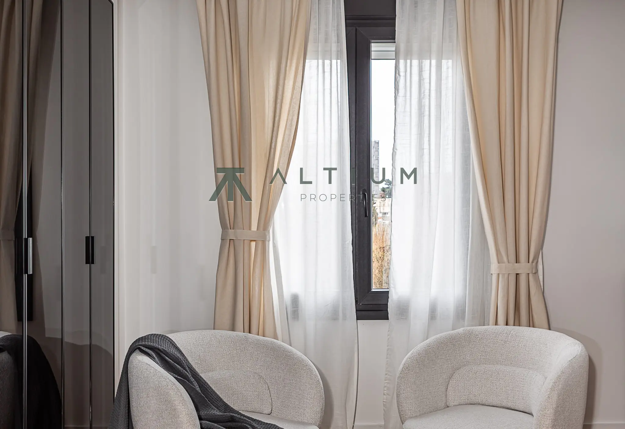 A 77 sqm living area within a grand Castellana residence