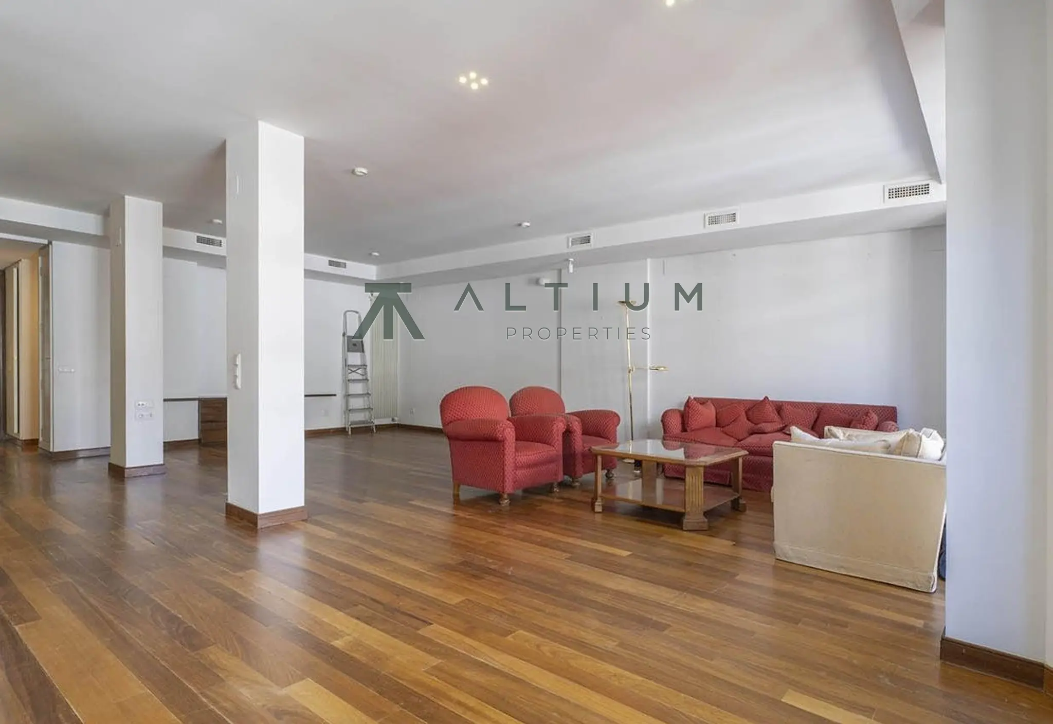 195 m², tres balcones y mucha luz en Goya