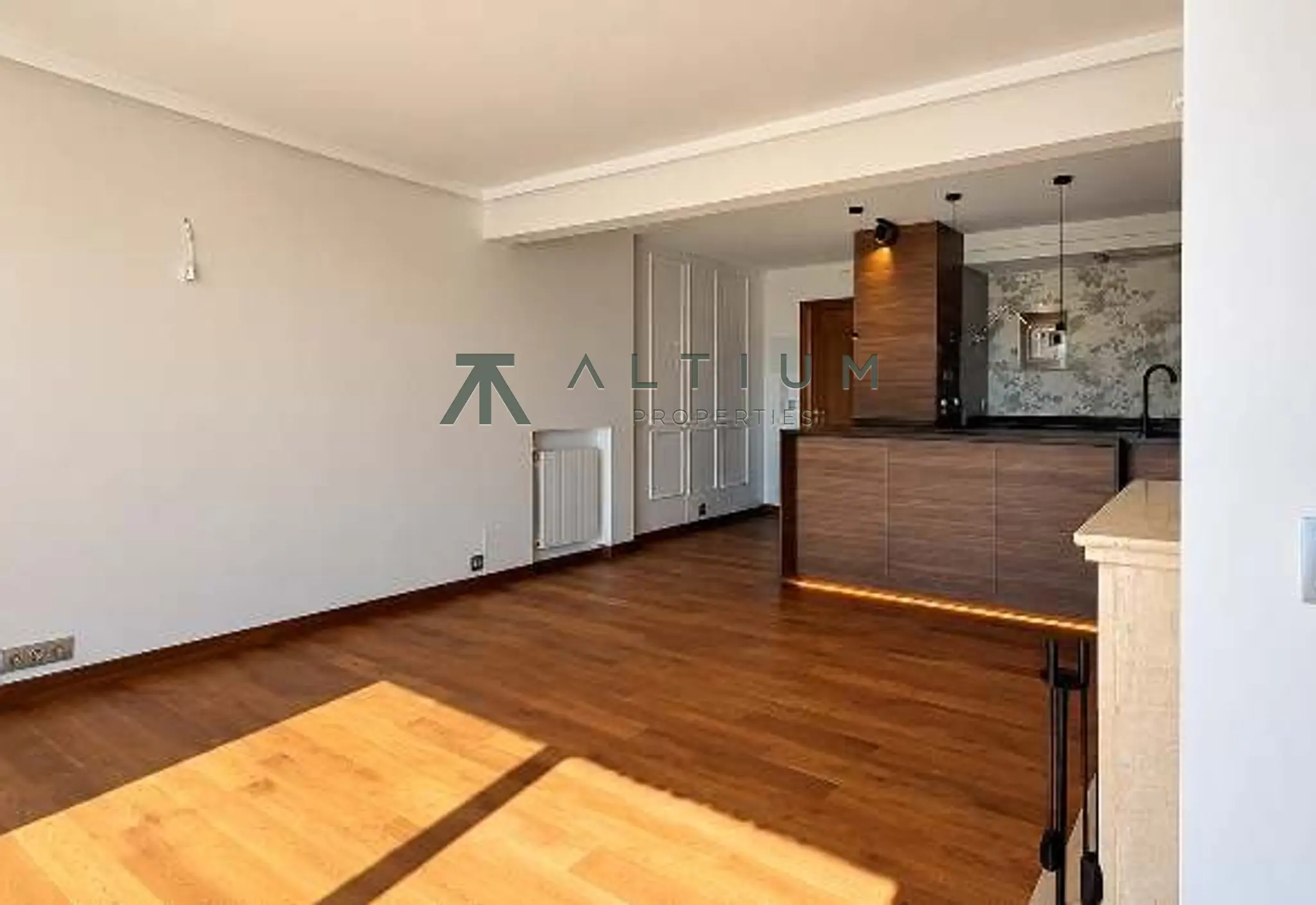Luz de este a oeste y una terraza que abraza la vivienda