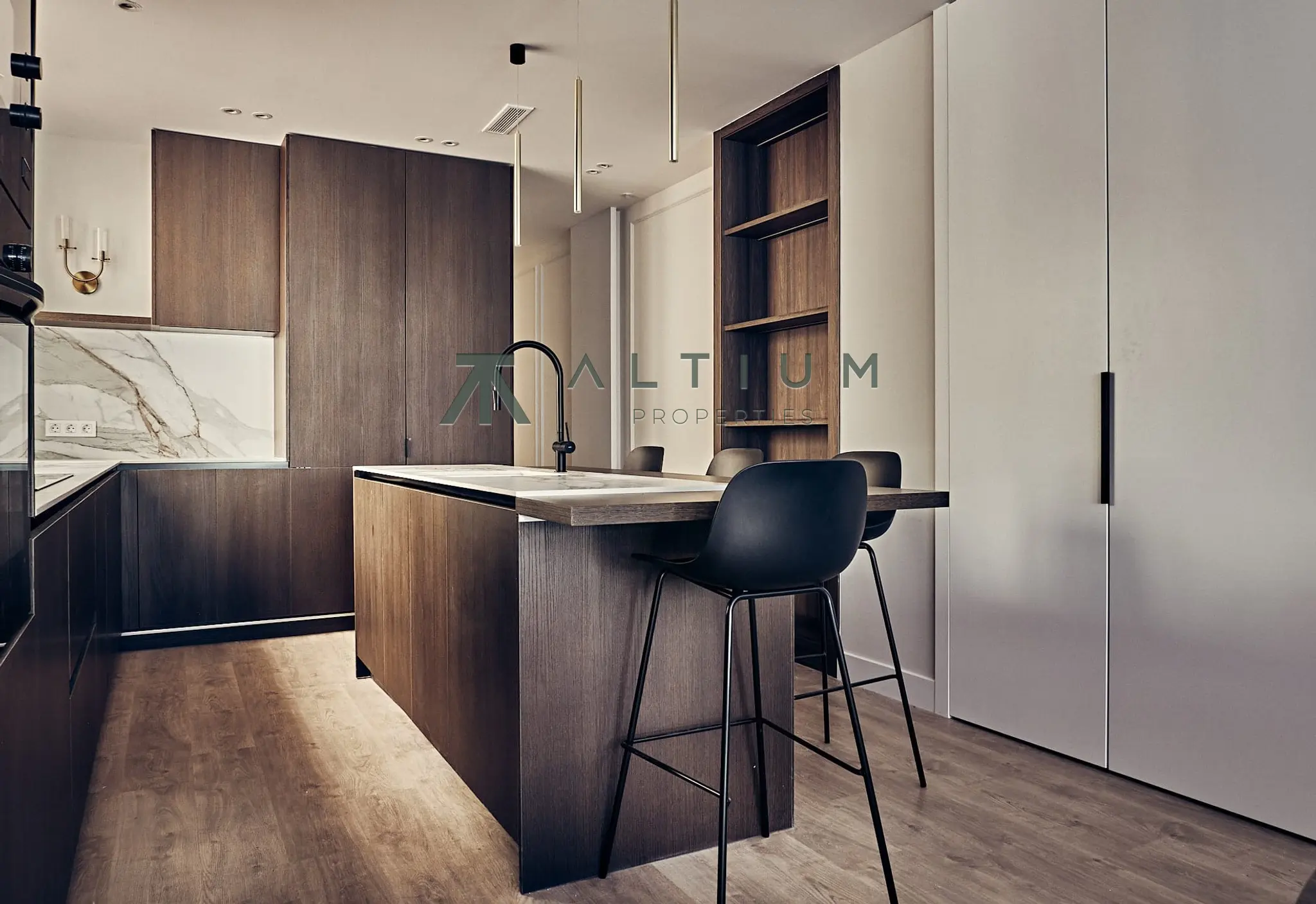 216 m², luz suroeste y cuatro dormitorios en Goya
