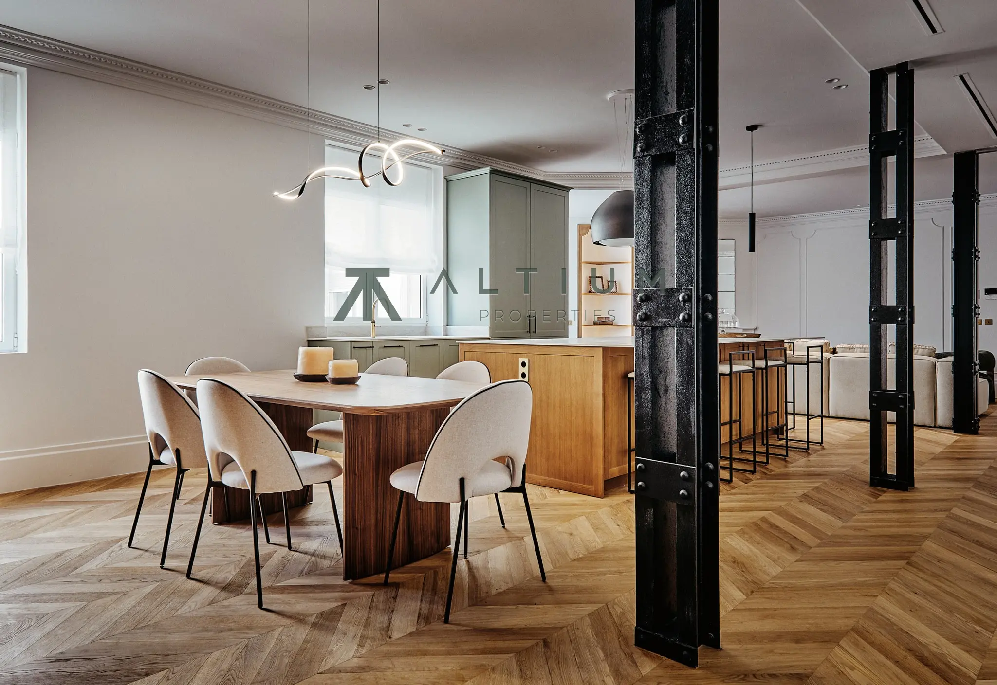 A fireplace, bay window and four bedrooms in Salamanca