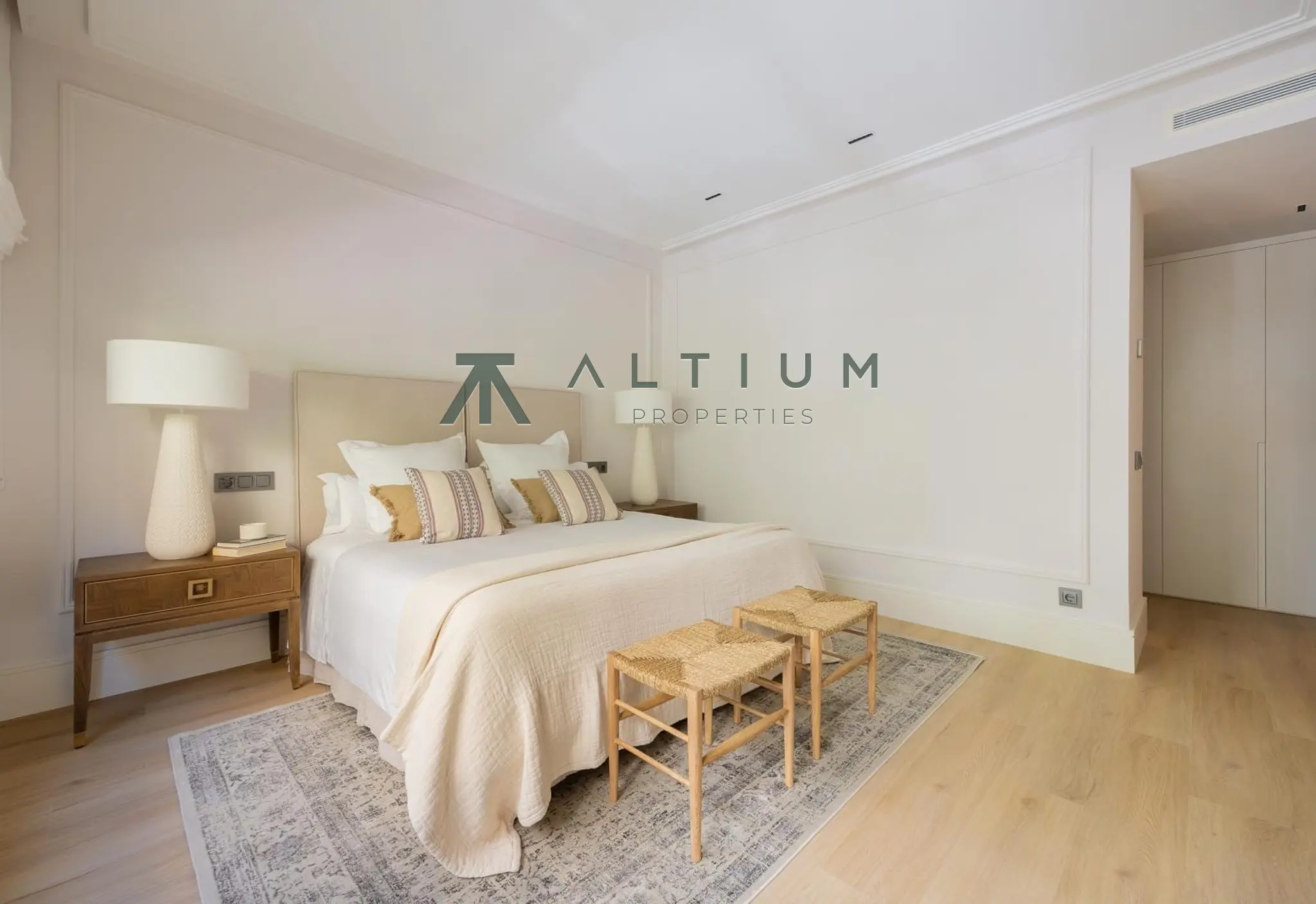 Un jardín privado dentro de una gran residencia en Castellana