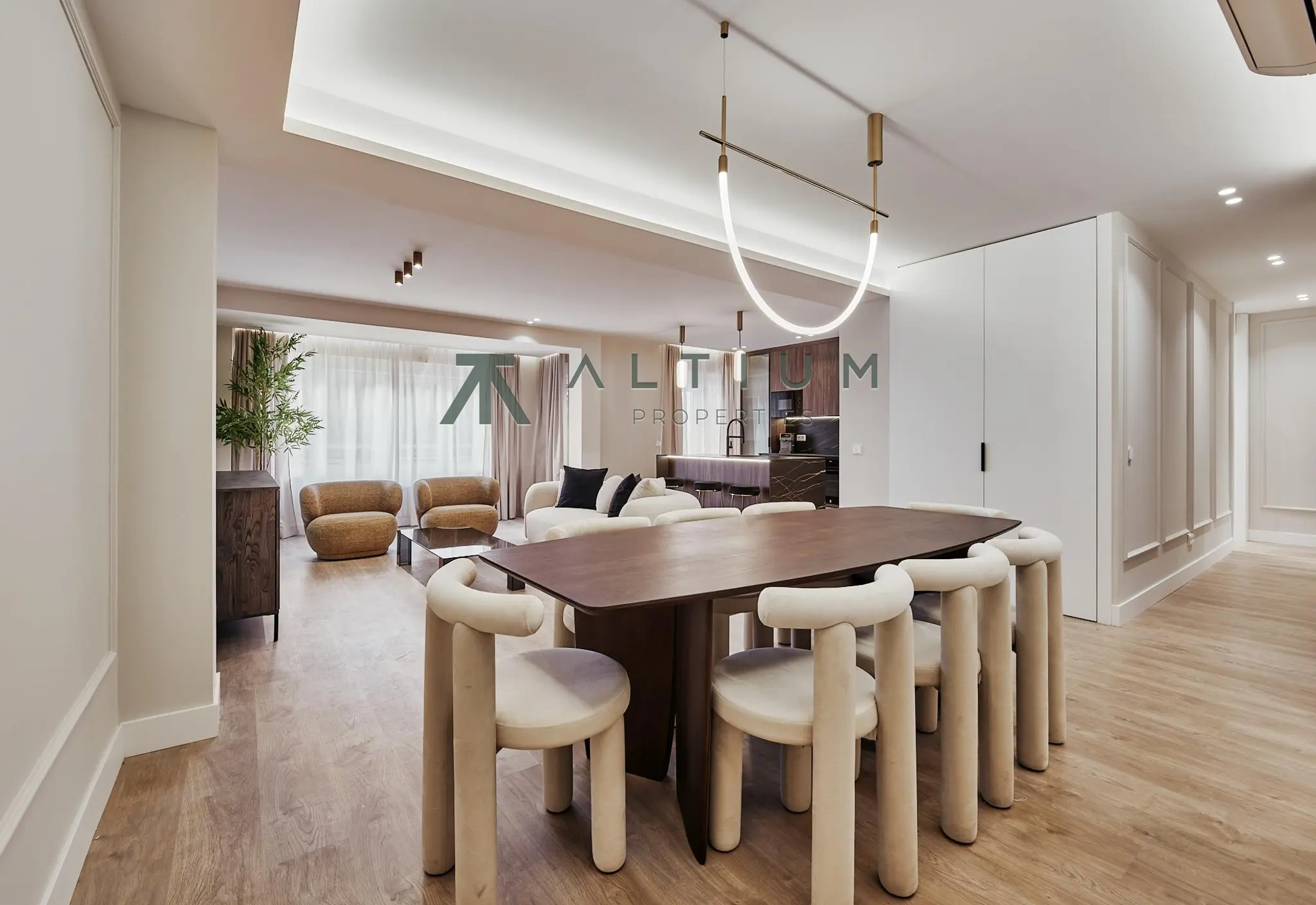 Una casa completa hacia el silencio del patio