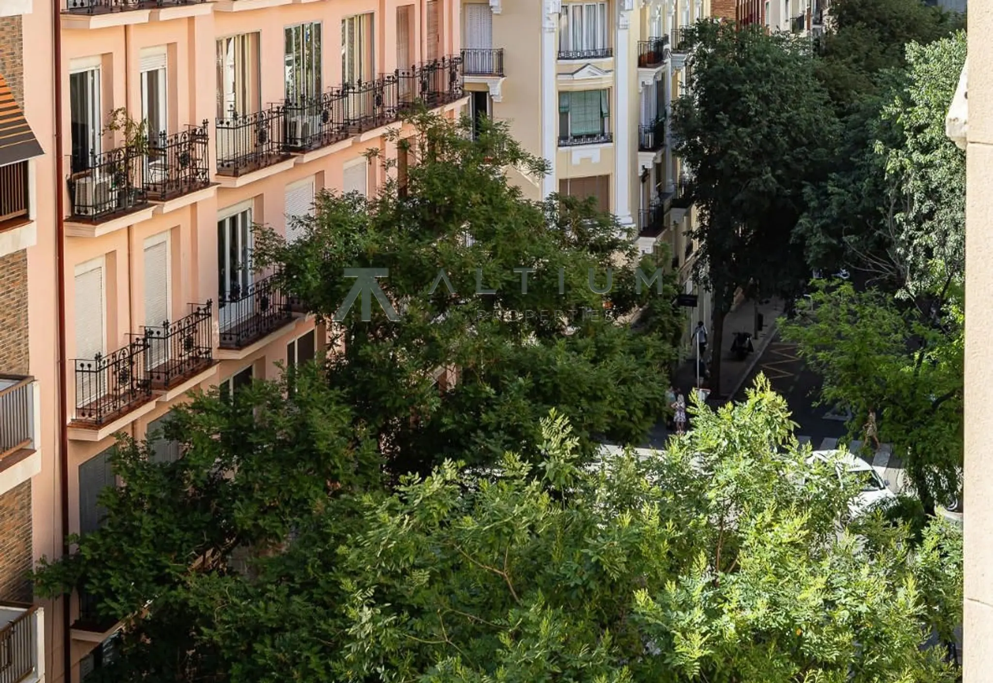 301 m² abiertos a seis balcones en Chamberí