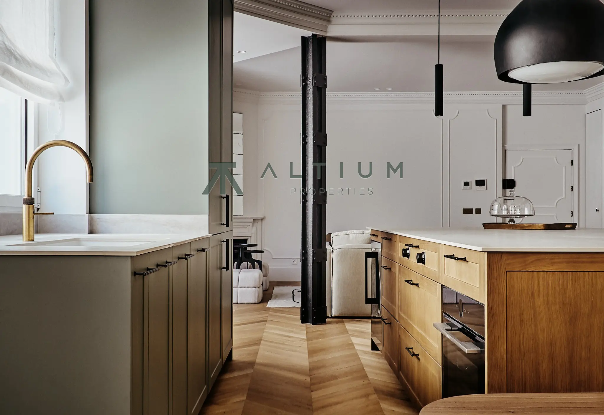 A fireplace, bay window and four bedrooms in Salamanca