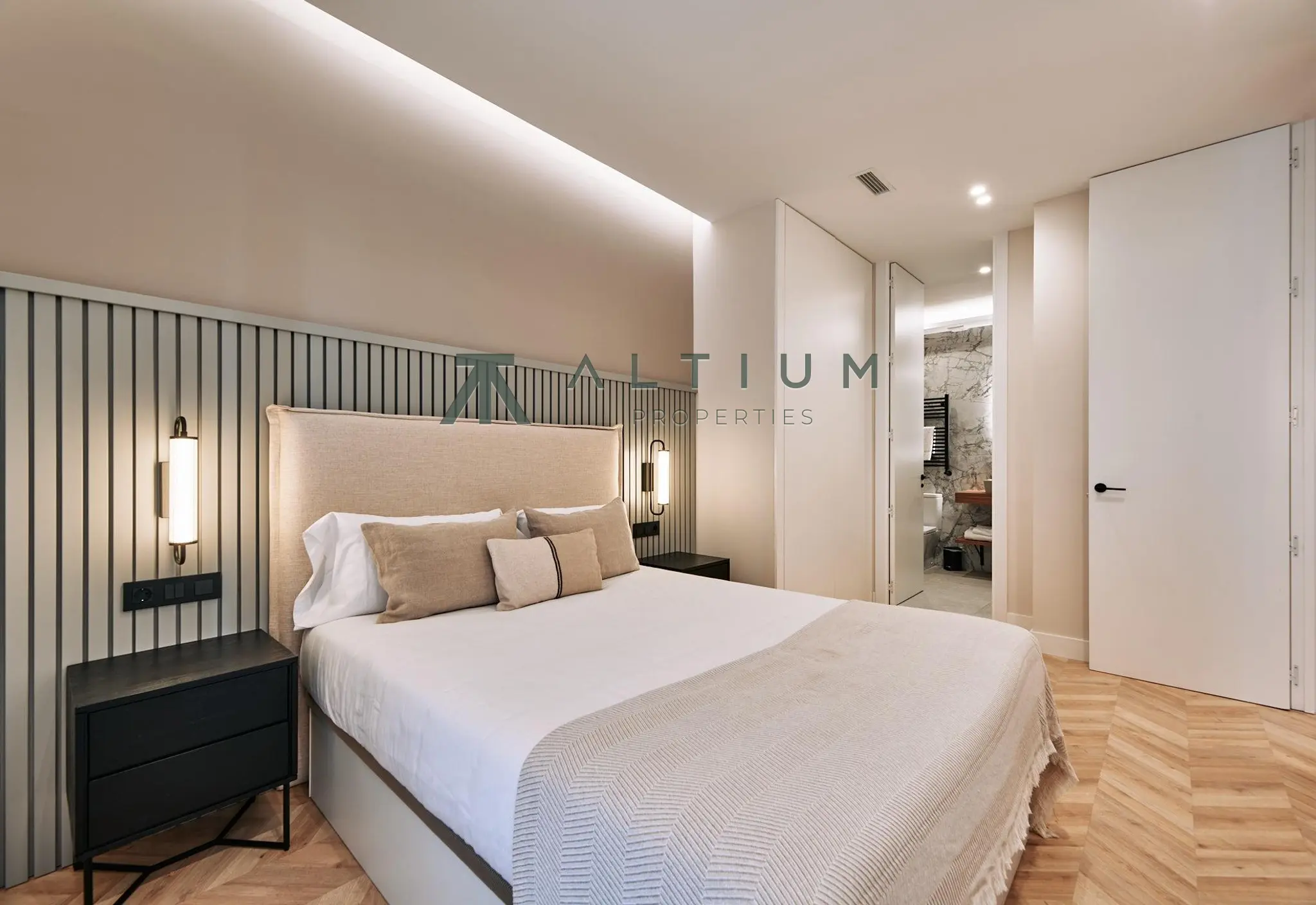 Tres balcones de vida urbana junto a Sol