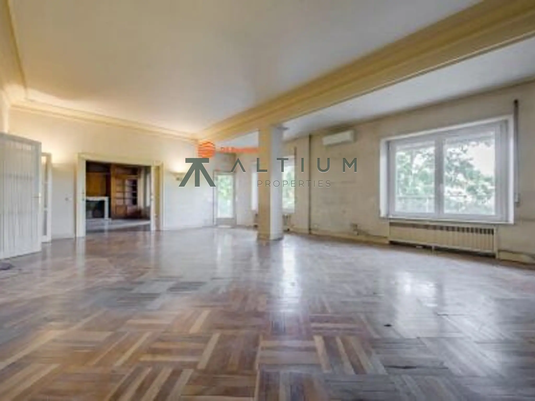 Una gran residencia con terraza sobre el Parque del Oeste