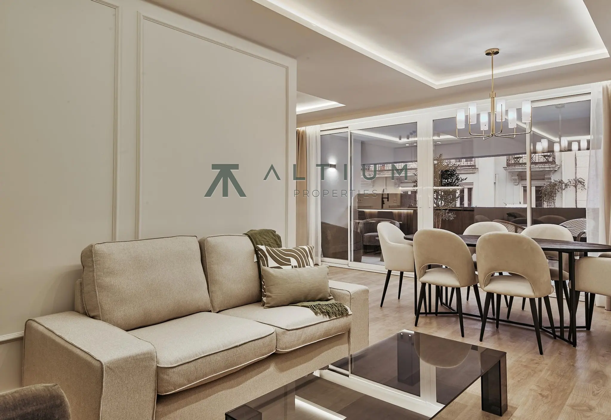 Piso de 3 dormitorios y 150 m2 en Barrio de Salamanca - Goya en venta — Terraza exterior y vida urbana en Goya