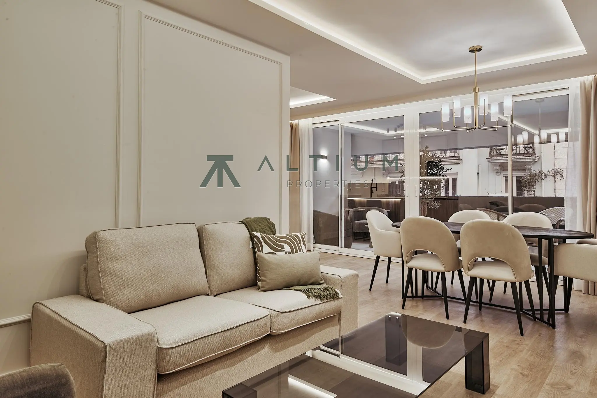 Piso de 3 dormitorios y 150 m2 en Barrio de Salamanca - Goya en venta — Terraza exterior y vida urbana en Goya