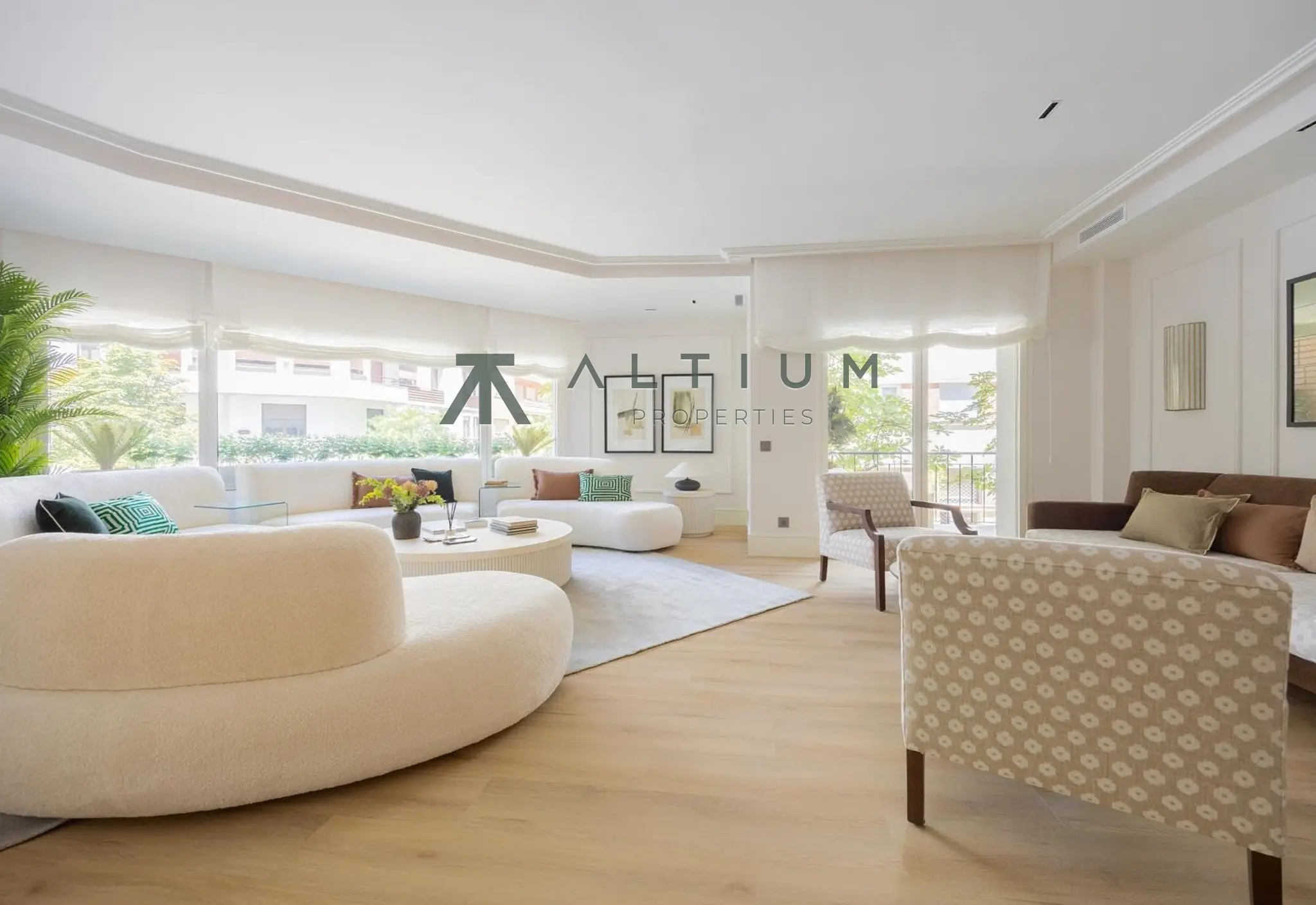 Un jardín privado dentro de una gran residencia en Castellana