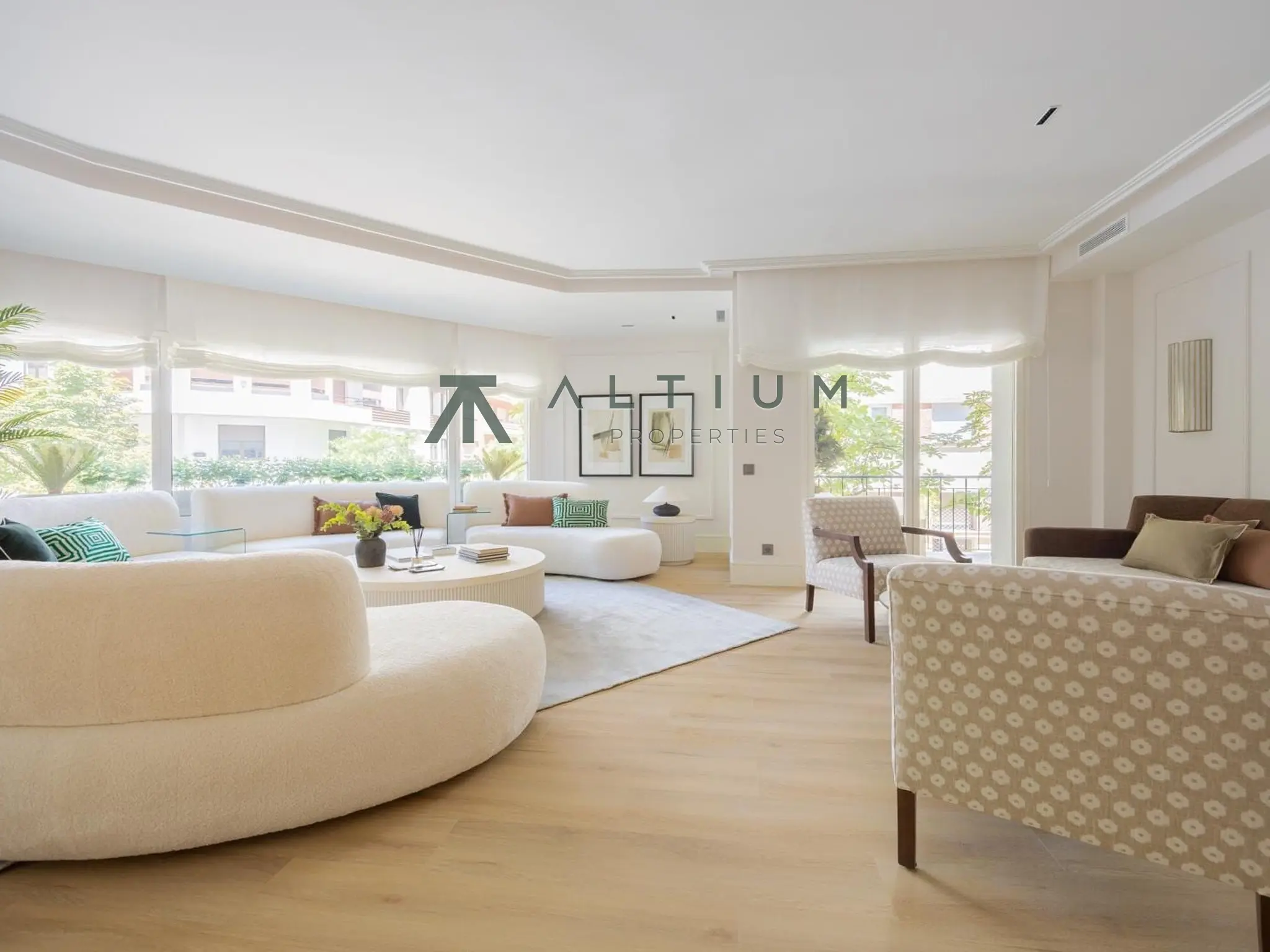 Un jardín privado dentro de una gran residencia en Castellana