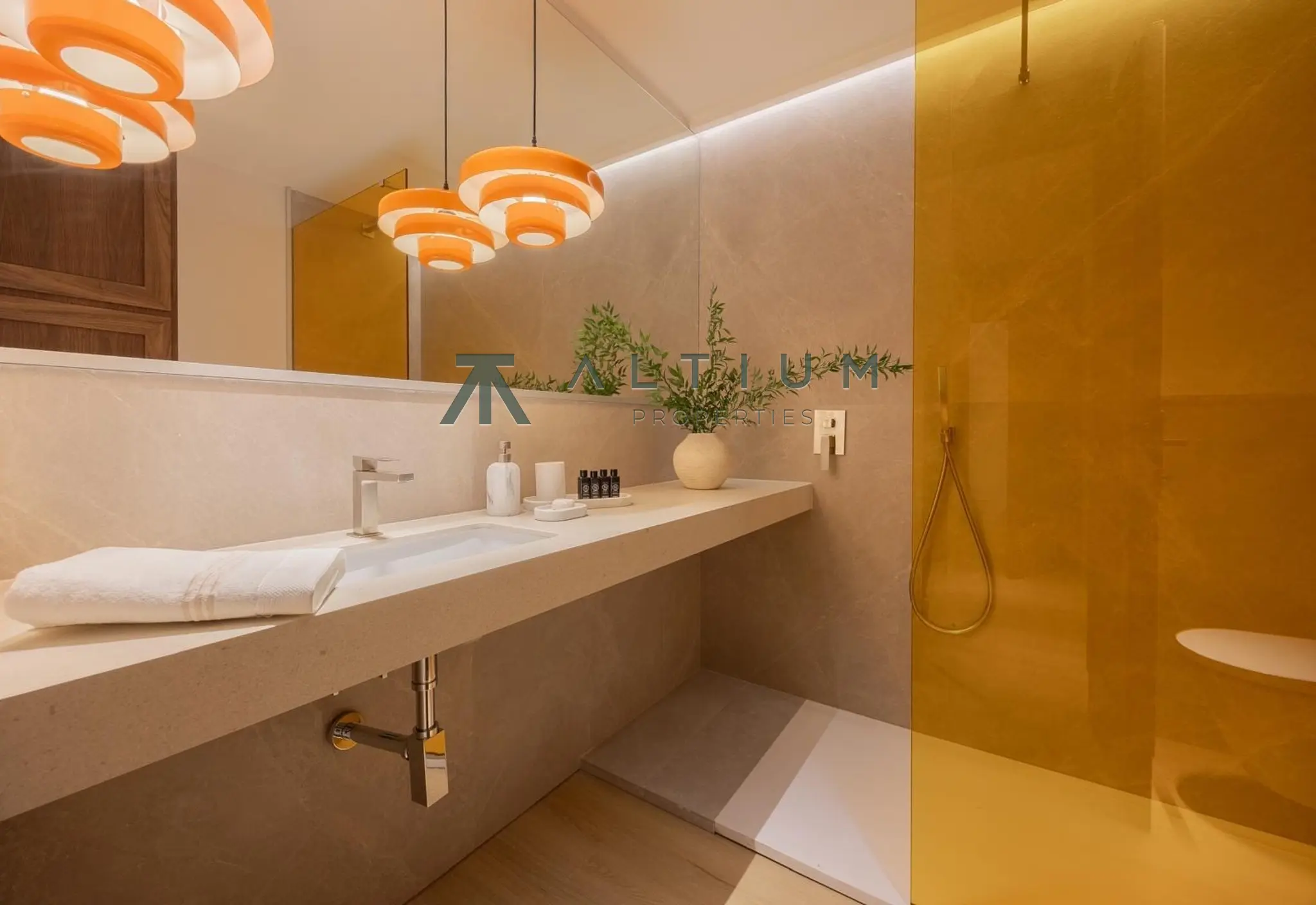Un jardín privado dentro de una gran residencia en Castellana