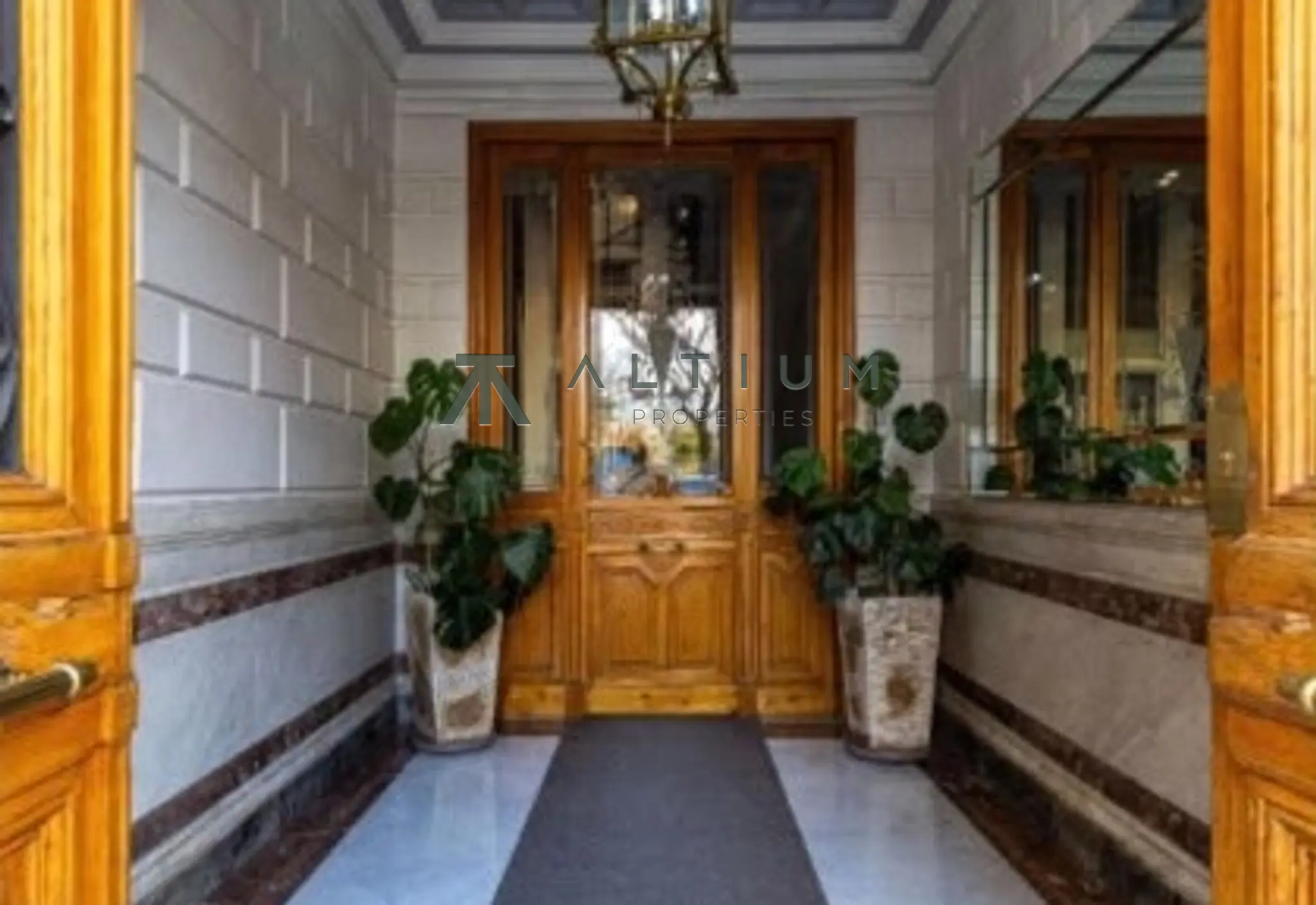 Chimeneas, biblioteca y cuatro balcones en Recoletos