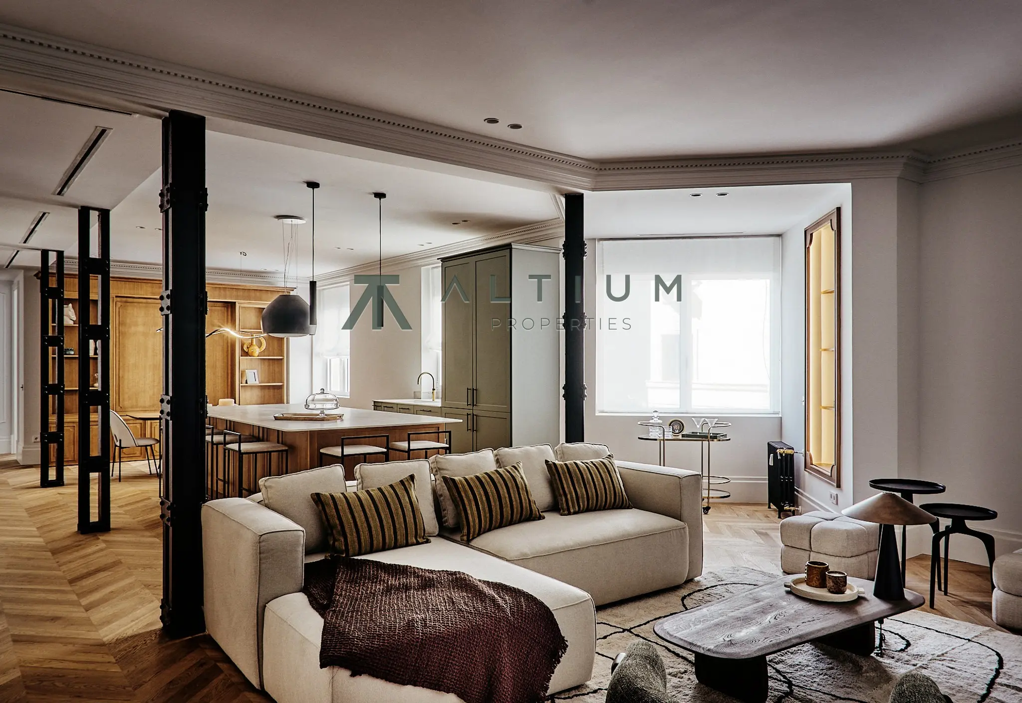 A fireplace, bay window and four bedrooms in Salamanca