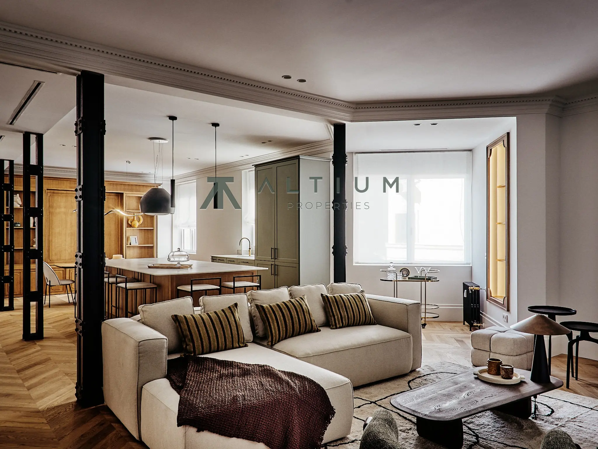 A fireplace, bay window and four bedrooms in Salamanca