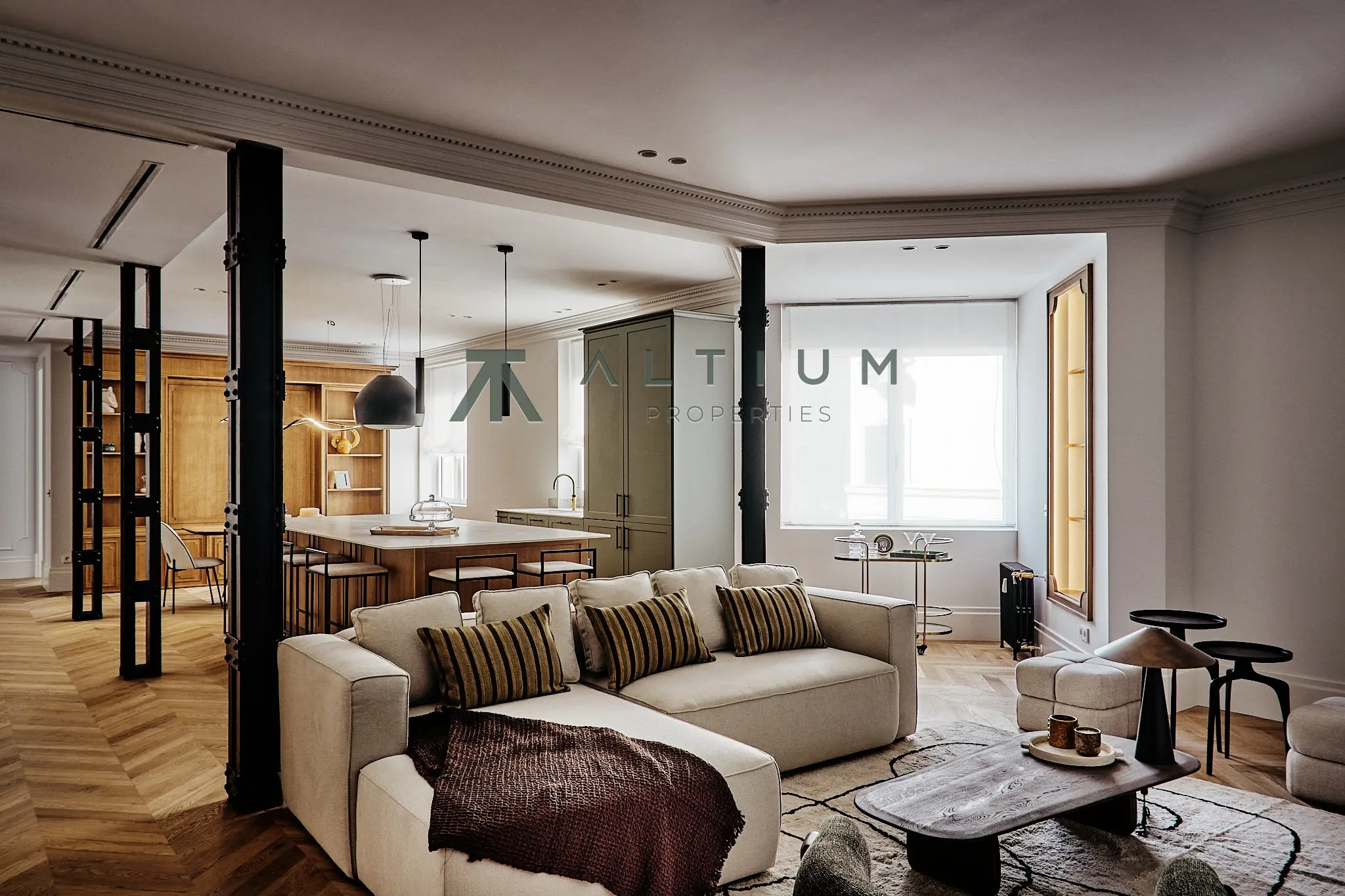 A fireplace, bay window and four bedrooms in Salamanca