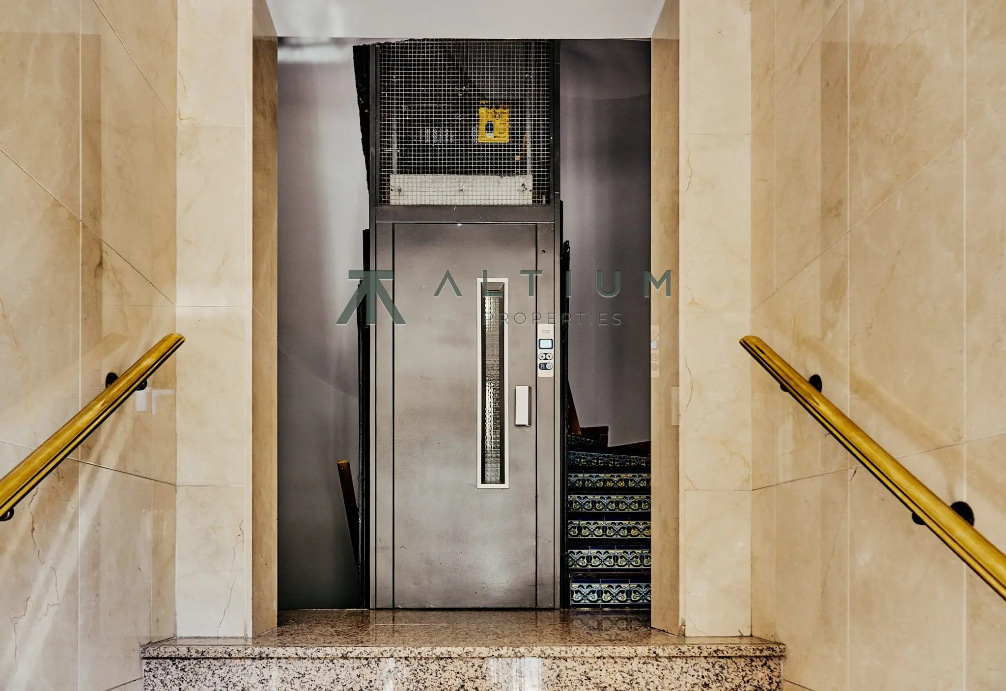 Quinta planta, luz de tarde y balcón en Lista