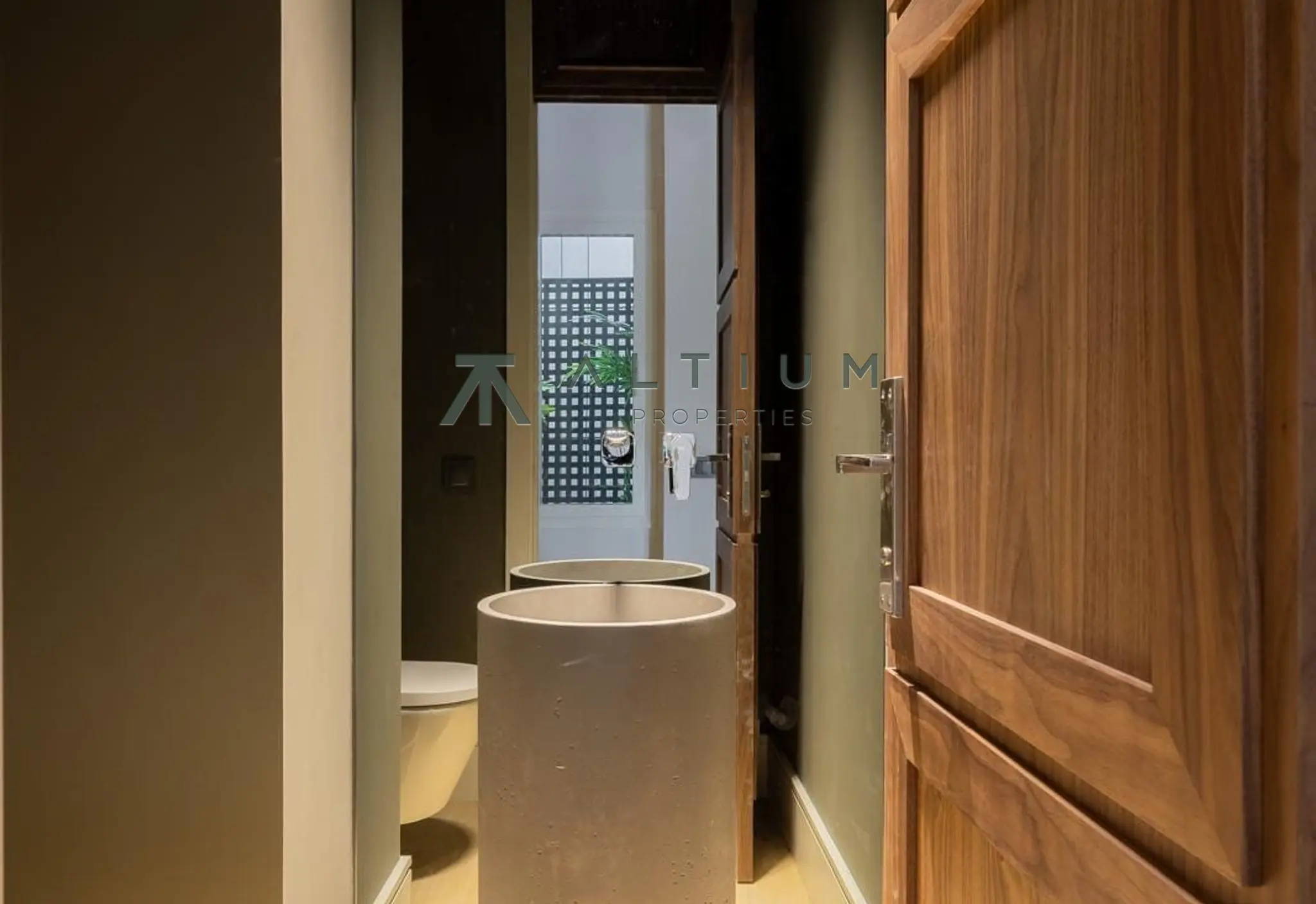 Un jardín privado dentro de una gran residencia en Castellana