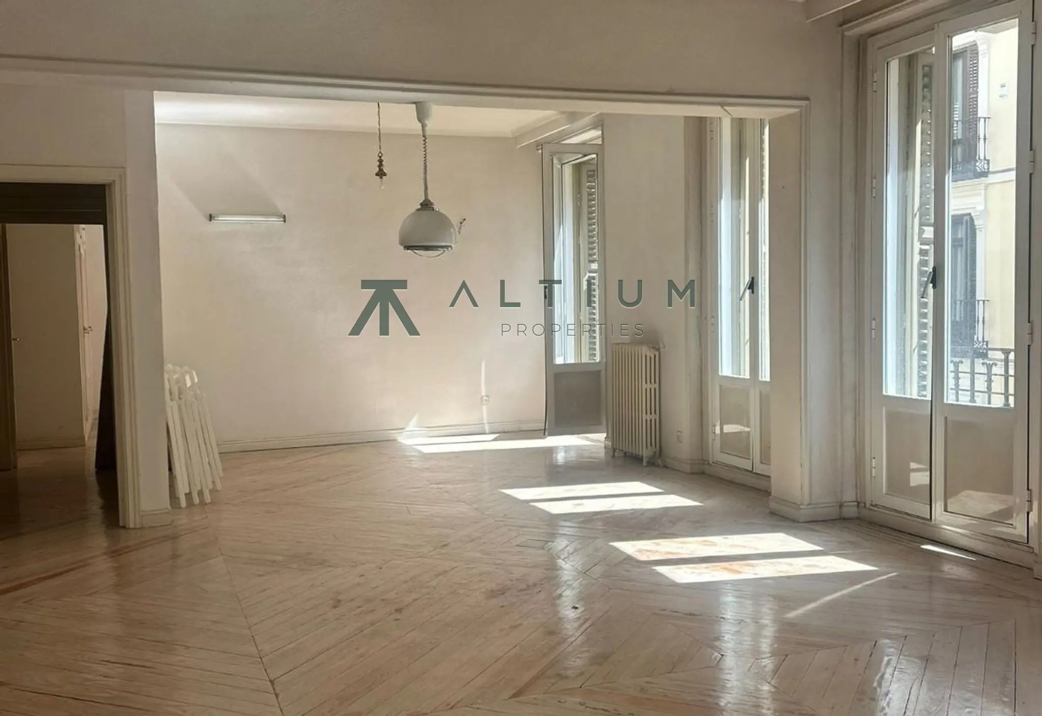 Piso de 4 dormitorios y 308 m2 en Chamberí - Almagro en venta — Arquitectura clásica y potencial residencial en Almagro