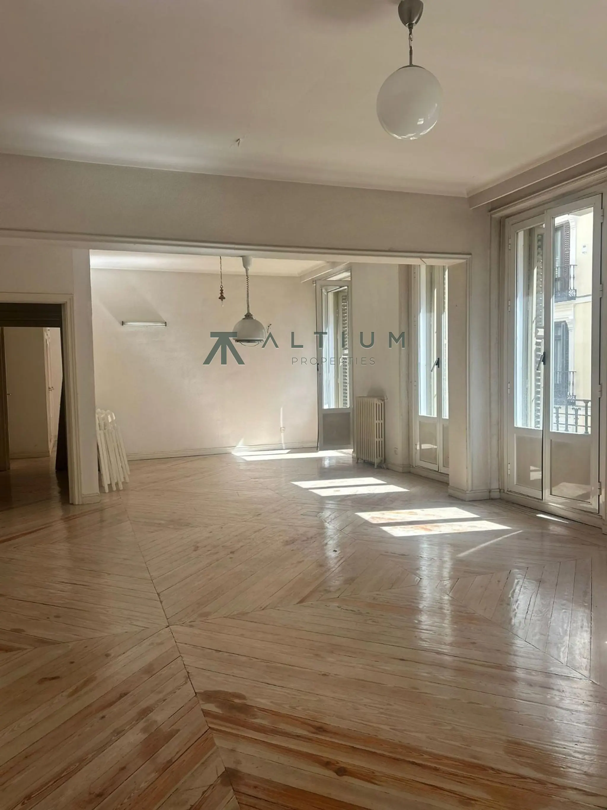 Piso de 4 dormitorios y 308 m2 en Chamberí - Almagro en venta — Arquitectura clásica y potencial residencial en Almagro