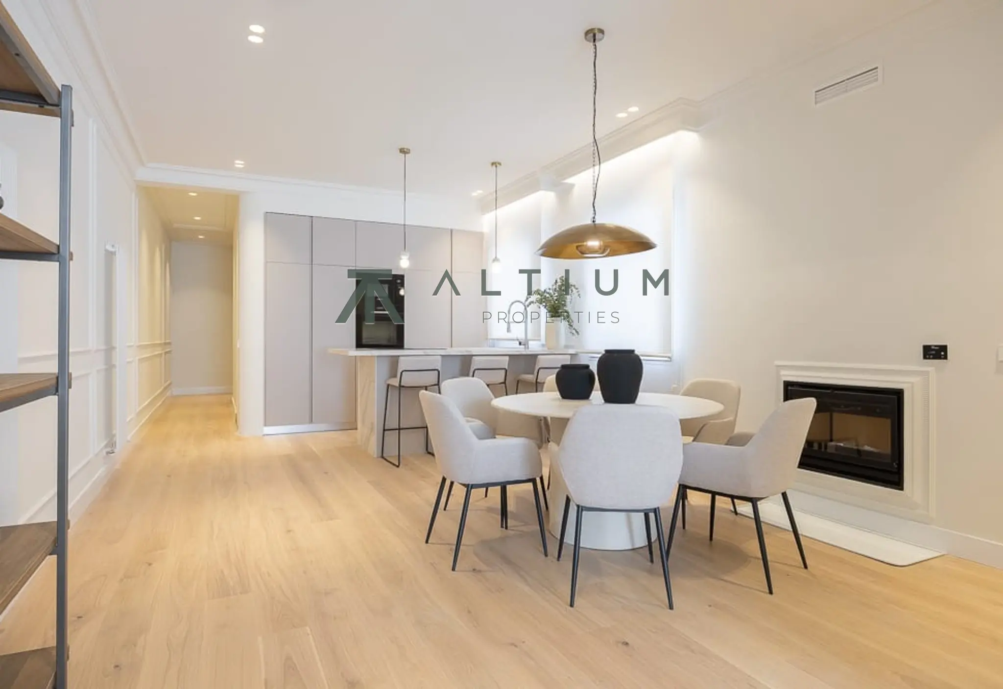Quinta planta, luz de mañana y reforma a estrenar en Ibiza