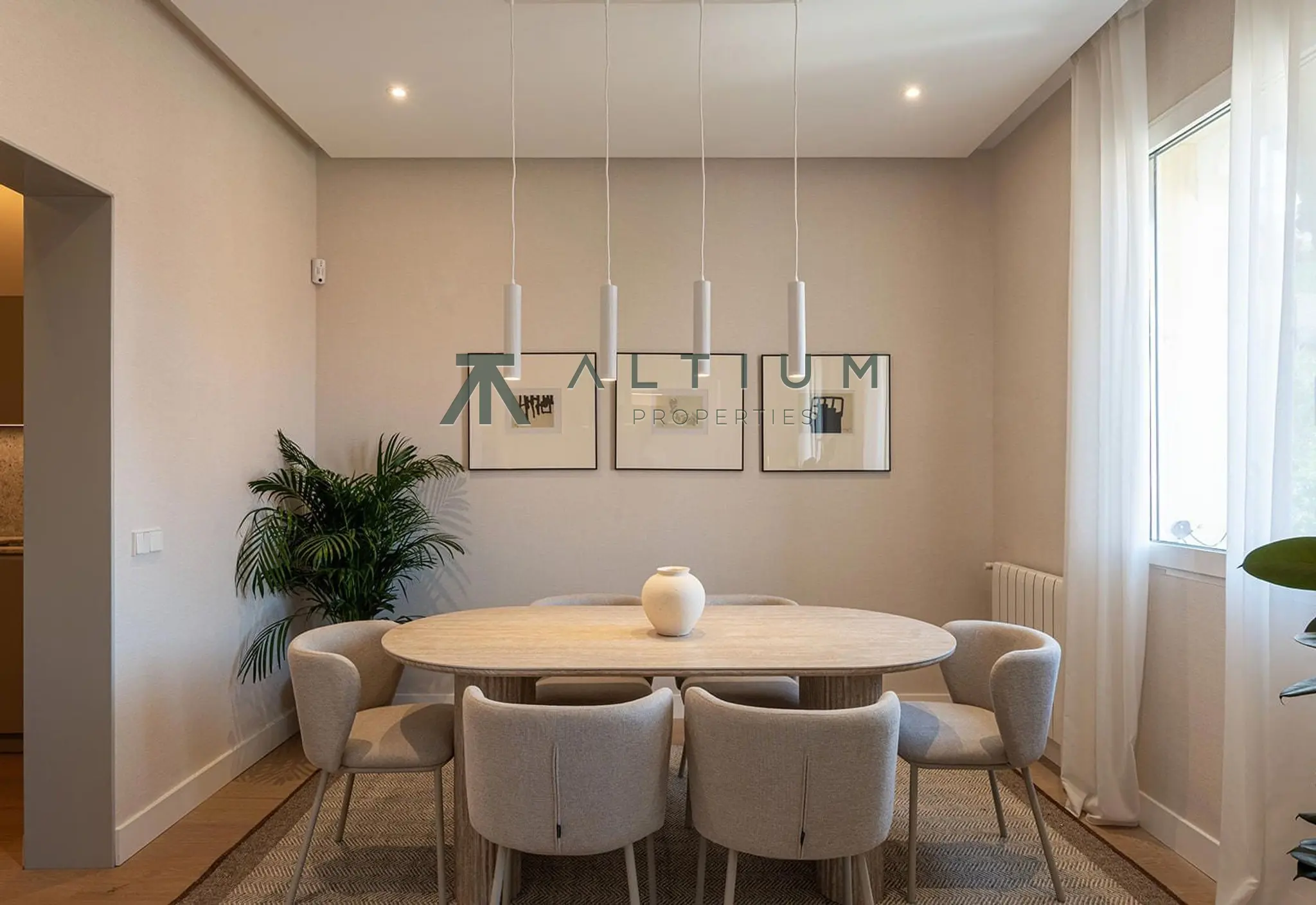 Interior en Almagro — Luz, funcionalidad y calma residencial en Almagro (3 de 15)