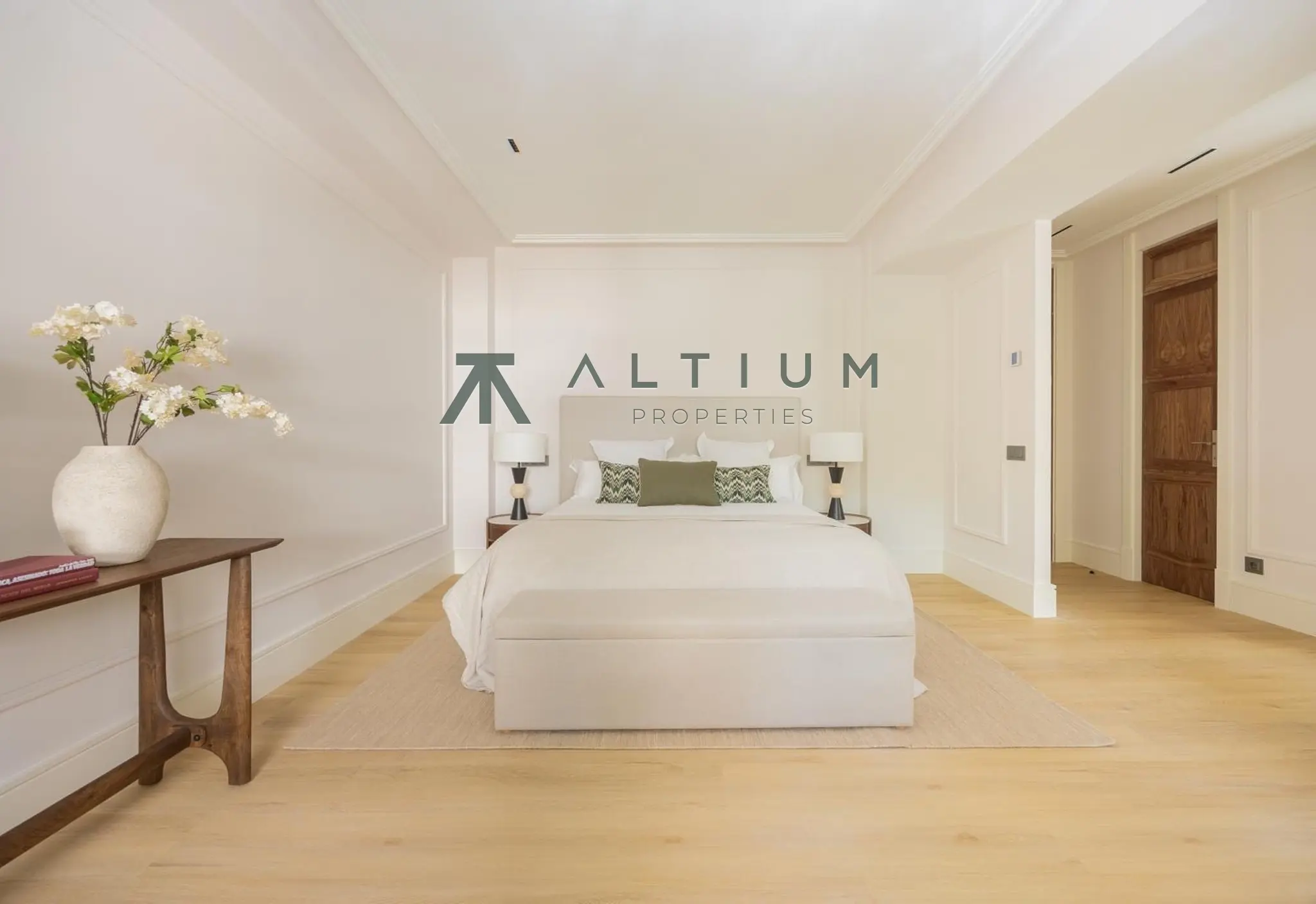 Un jardín privado dentro de una gran residencia en Castellana